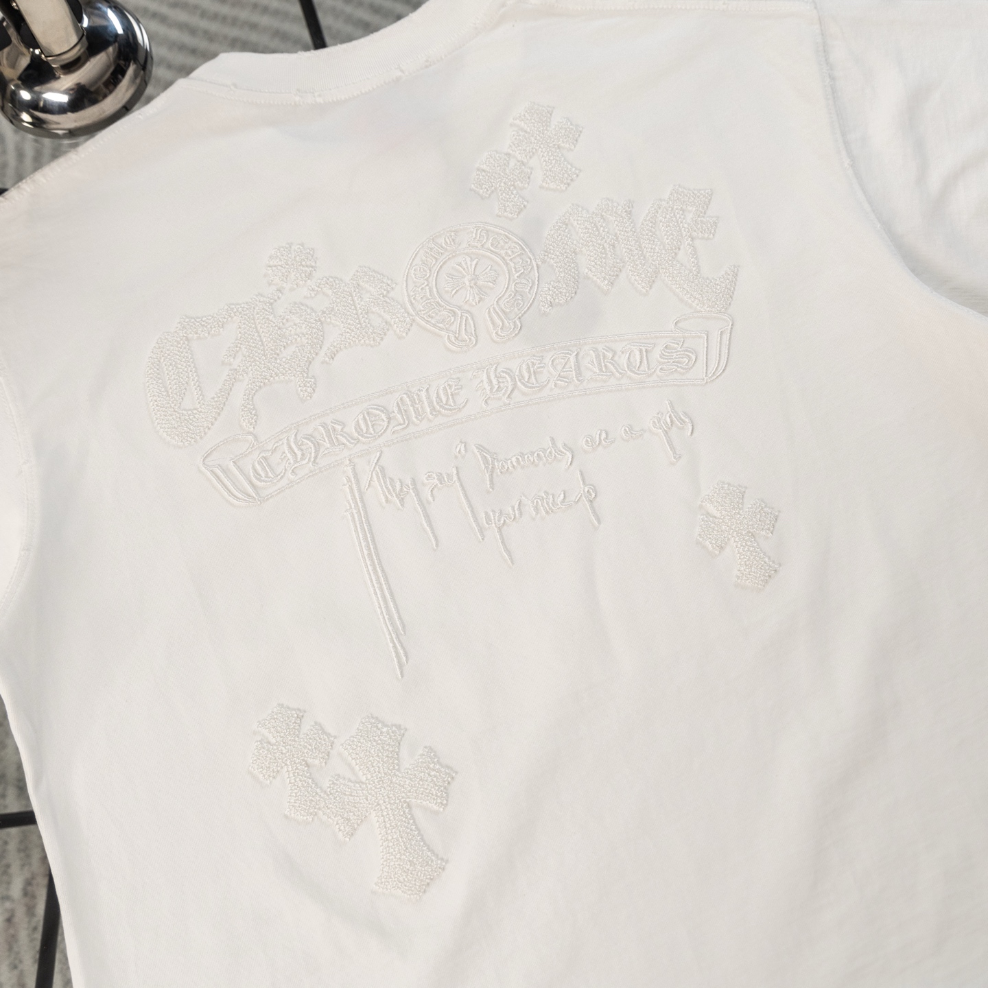 크롬하츠(CHROME HEARTS) 고딕 자수 반팔 티셔츠 의류