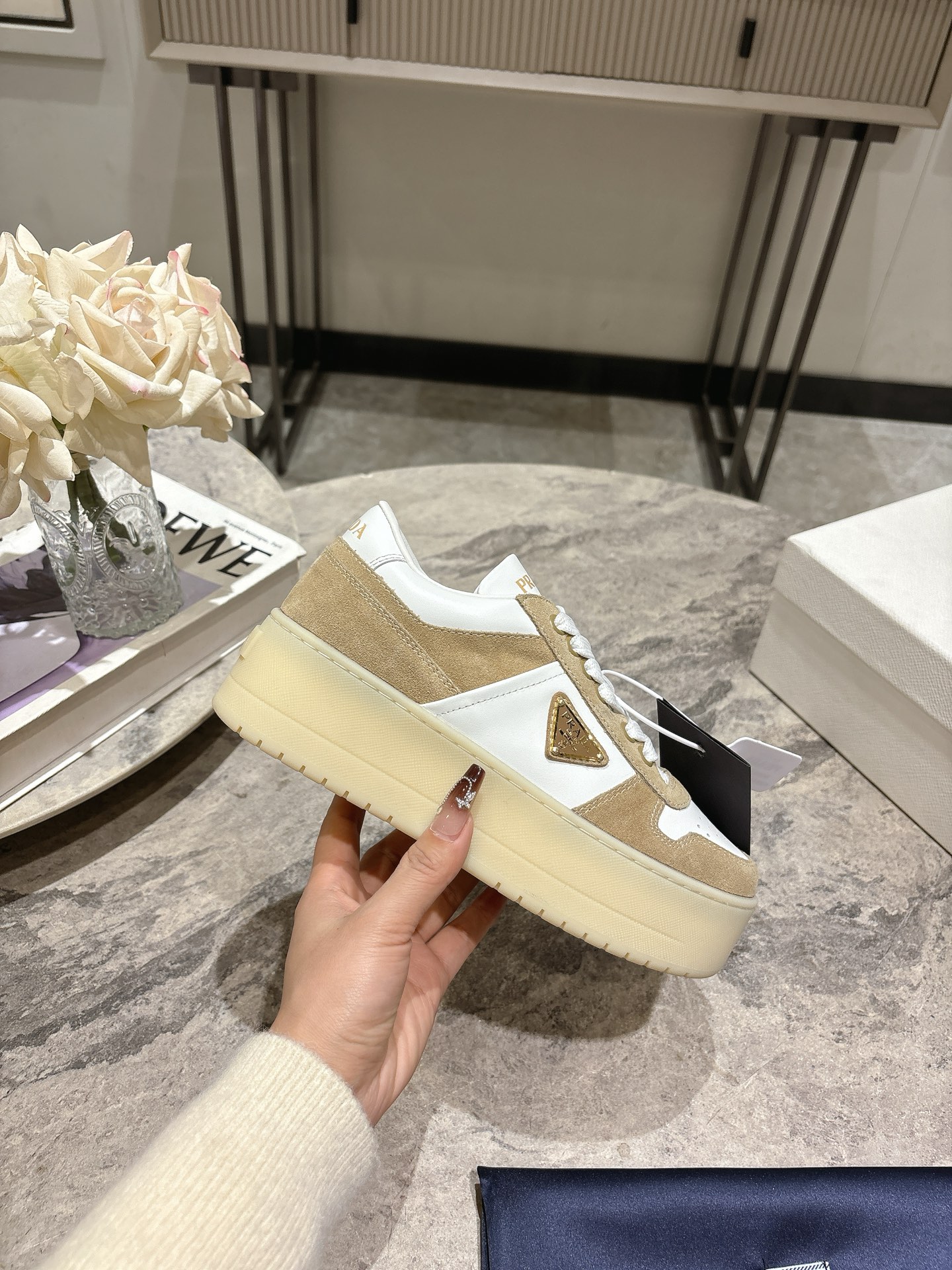 프라다(PRADA) 삼각 로고 플랫폼 스니커즈 신발