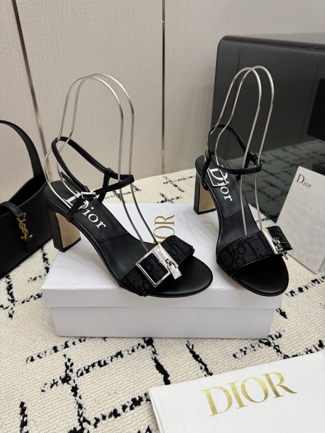 디올(DIOR) 로고 버클 데님 레더 샌들 신발