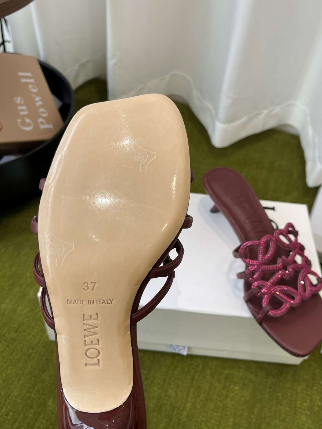 로에베(LOEWE) 아나그램 라인스톤 미들 힐 신발