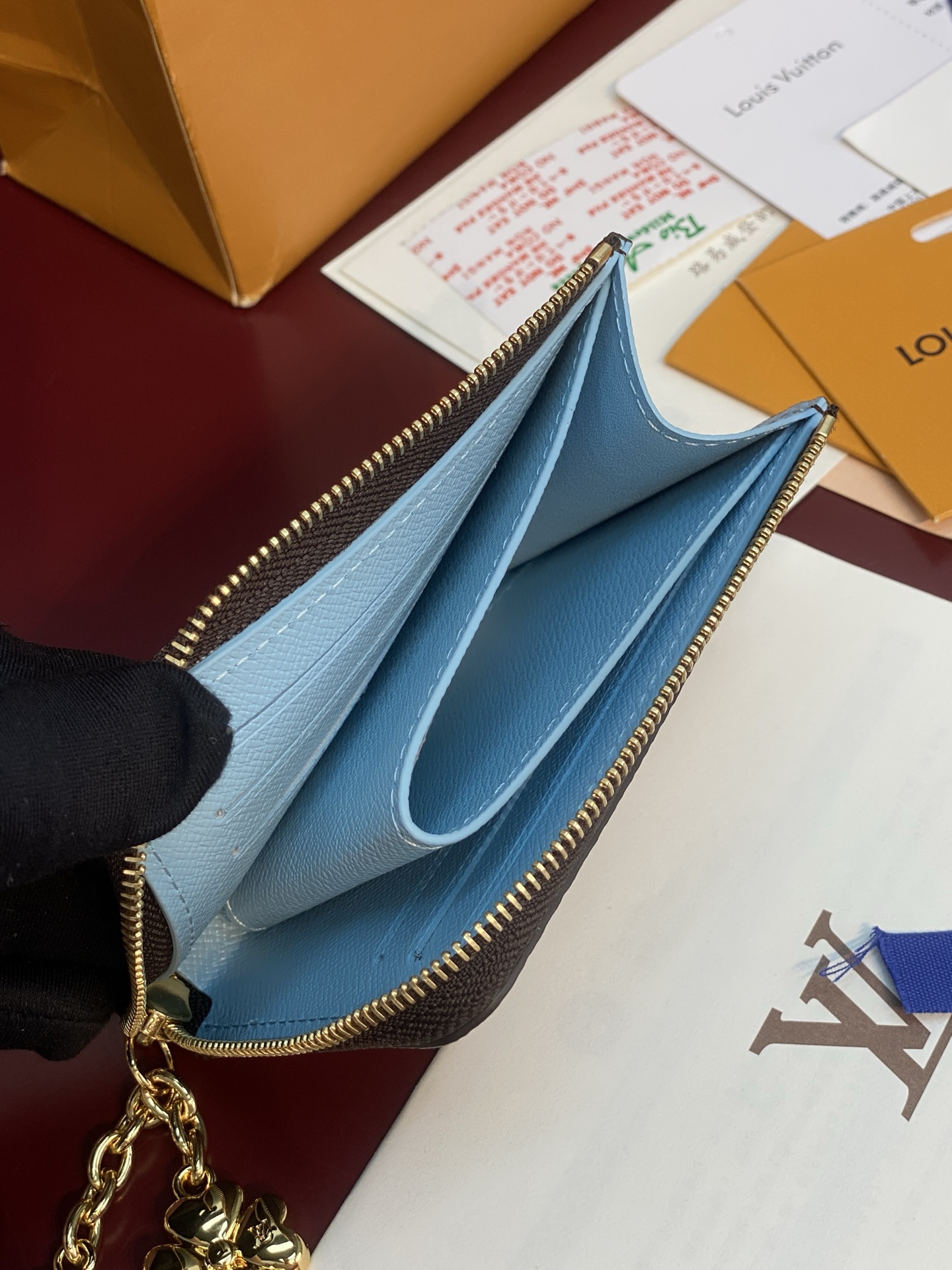 [Louis Vuitton] LV 루이비통 모노그램 노아 지퍼 코인 퍼스 (스카이 블루) 지갑