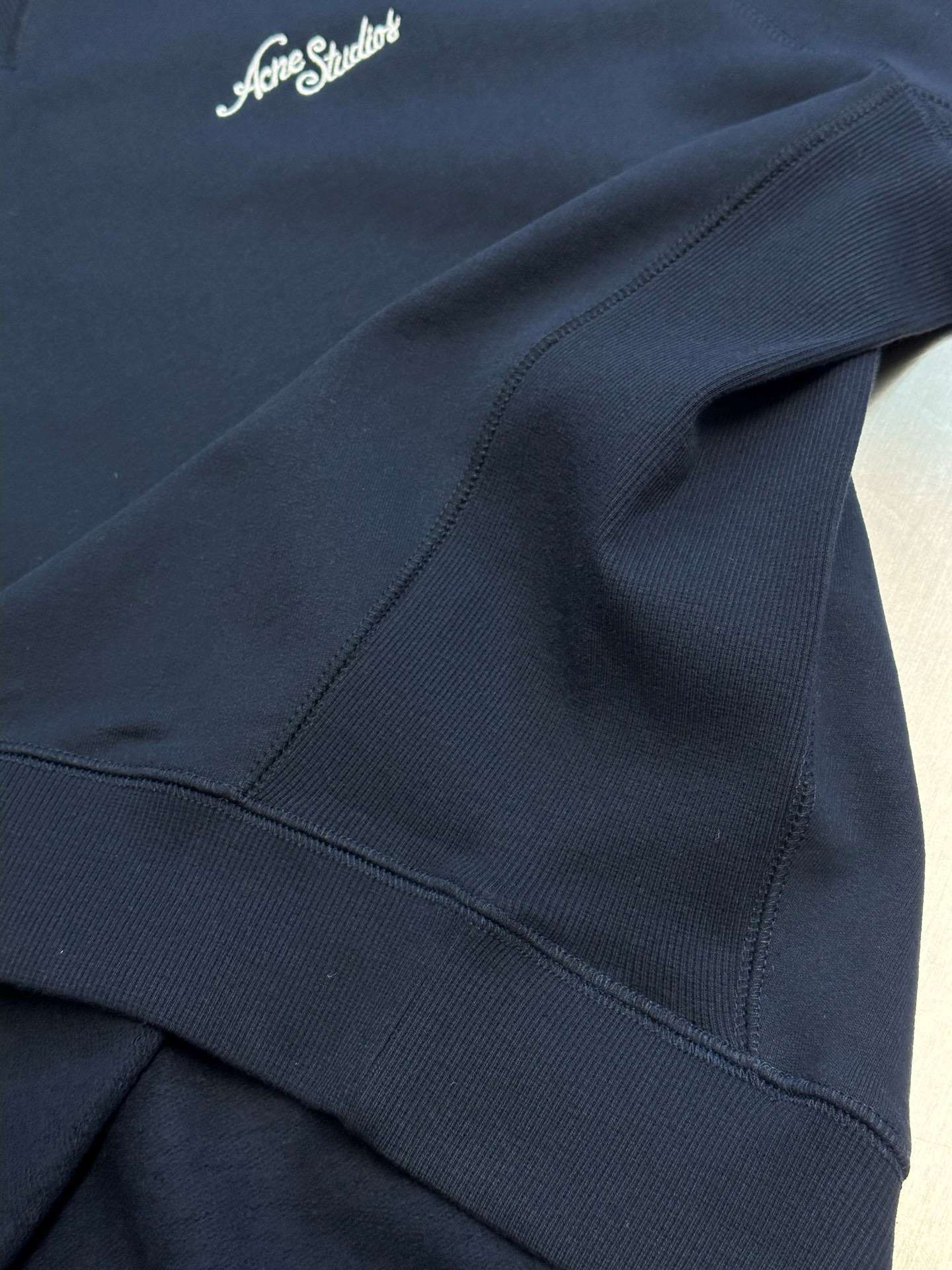 아크네(Acne studios) 로고 자수 기모 스웨트셔츠 상의 의류