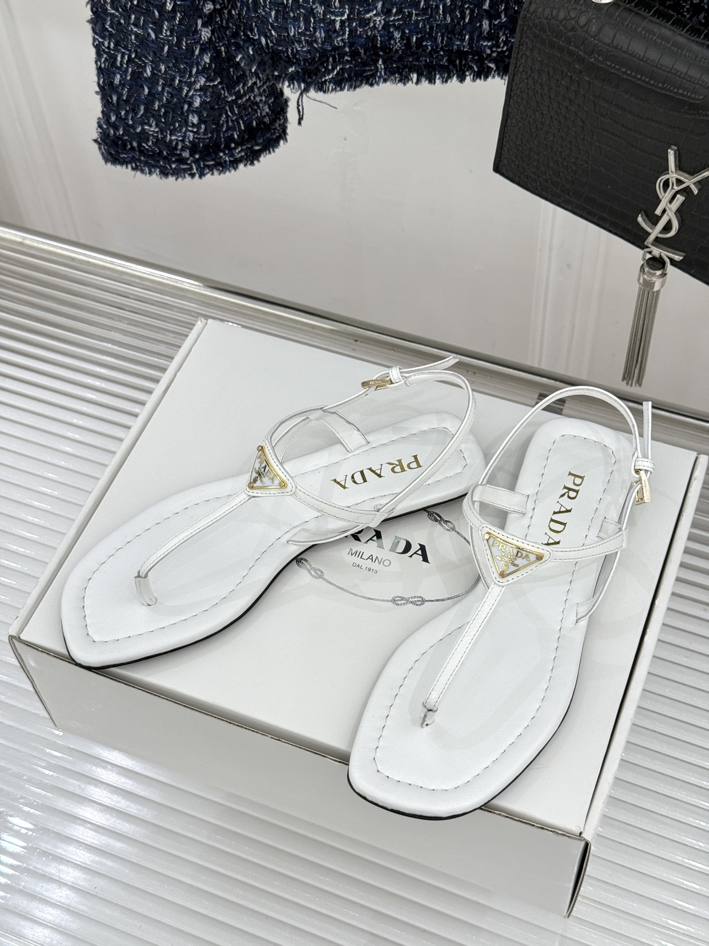 프라다(PRADA) 삼각 로고 플립플랍 샌들 신발