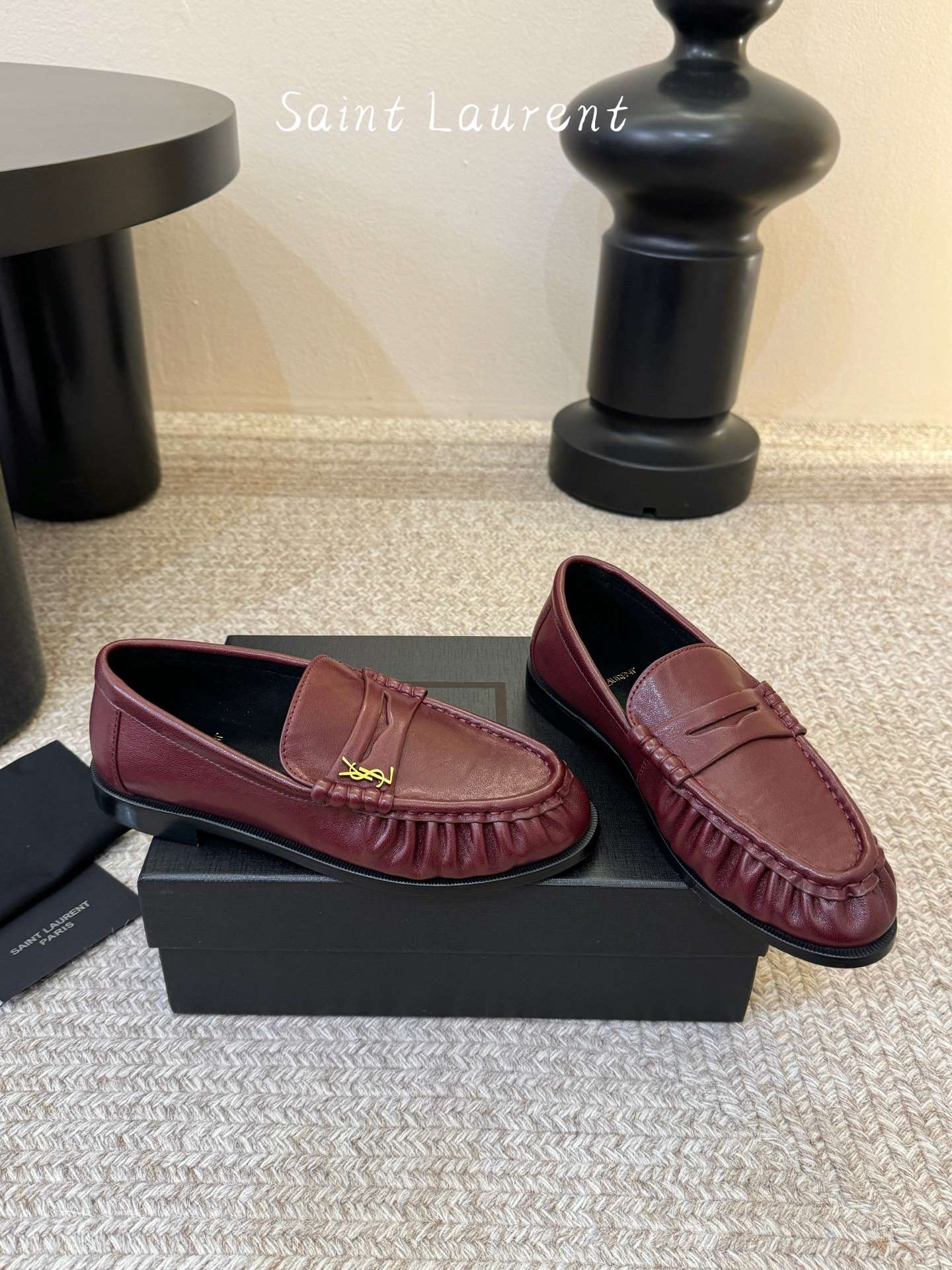 생로랑(SAINT LAURENT) 카프 레더 페니 로퍼 신발