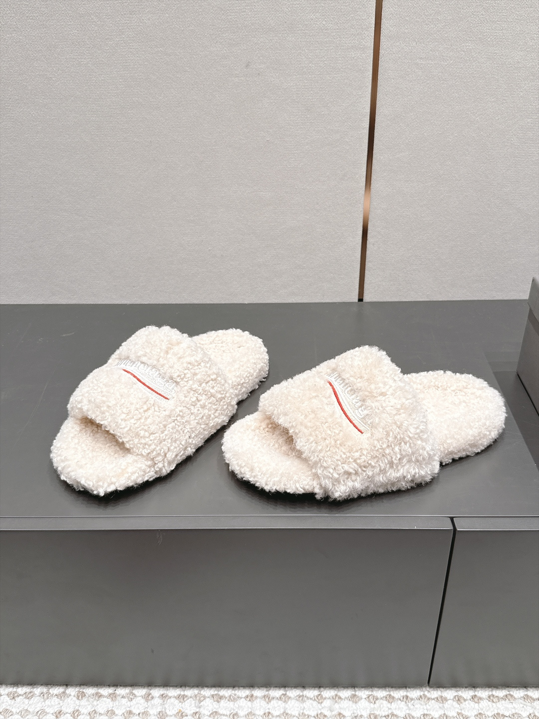 발렌시아가(BALENCIAGA) 퍼 플랫폼 슬리퍼 신발
