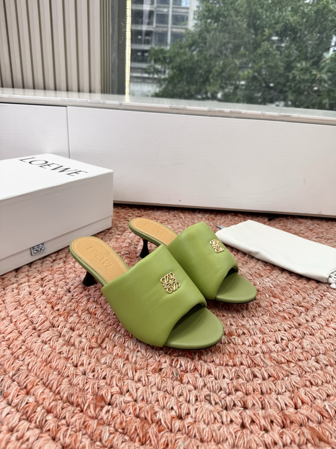 로에베(LOEWE) 아나그램 페블 슬리퍼 샌들 신발