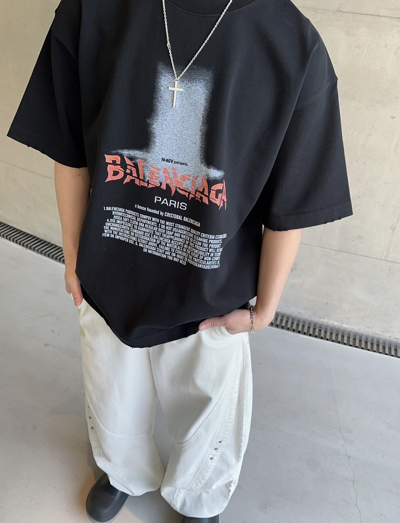 발렌시아가(BALENCIAGA) 크랙 레터링 프린트 반팔 티셔츠 의류