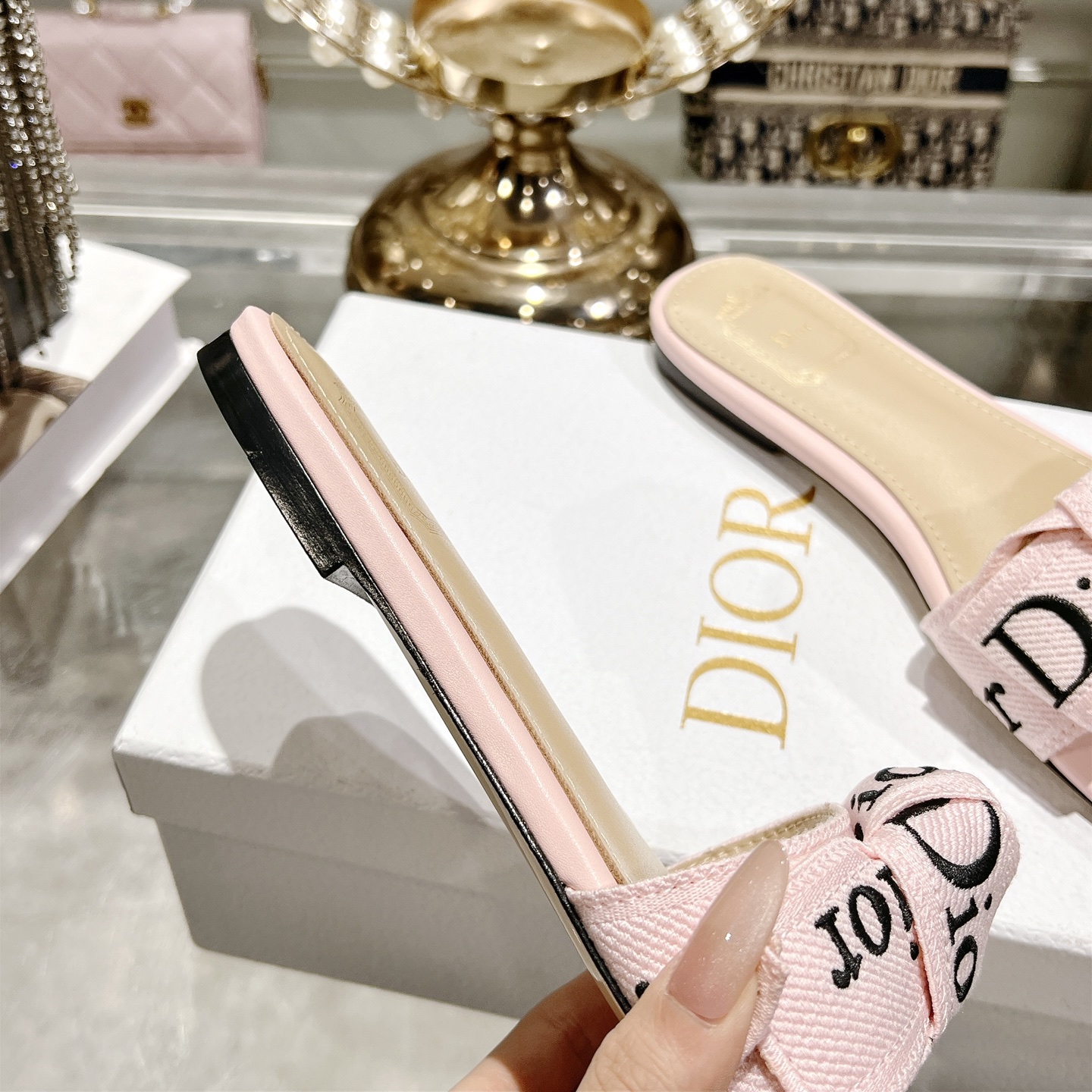 디올(DIOR) 리본 슬라이드 슬리퍼 신발