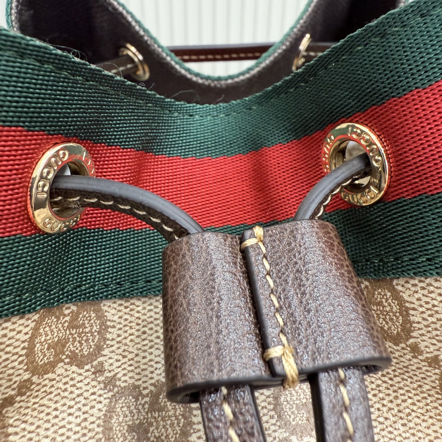 [Gucci] 구찌 Generation GG 코팅 캔버스 라지 버킷백 가방