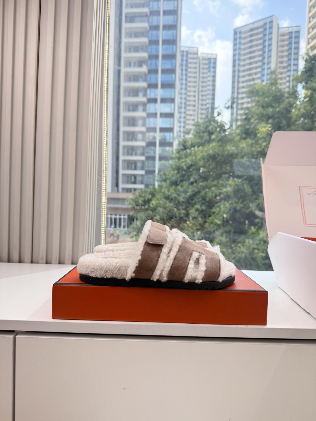 에르메스(HERMES) 시어링 퍼 뮬 슬리퍼 신발