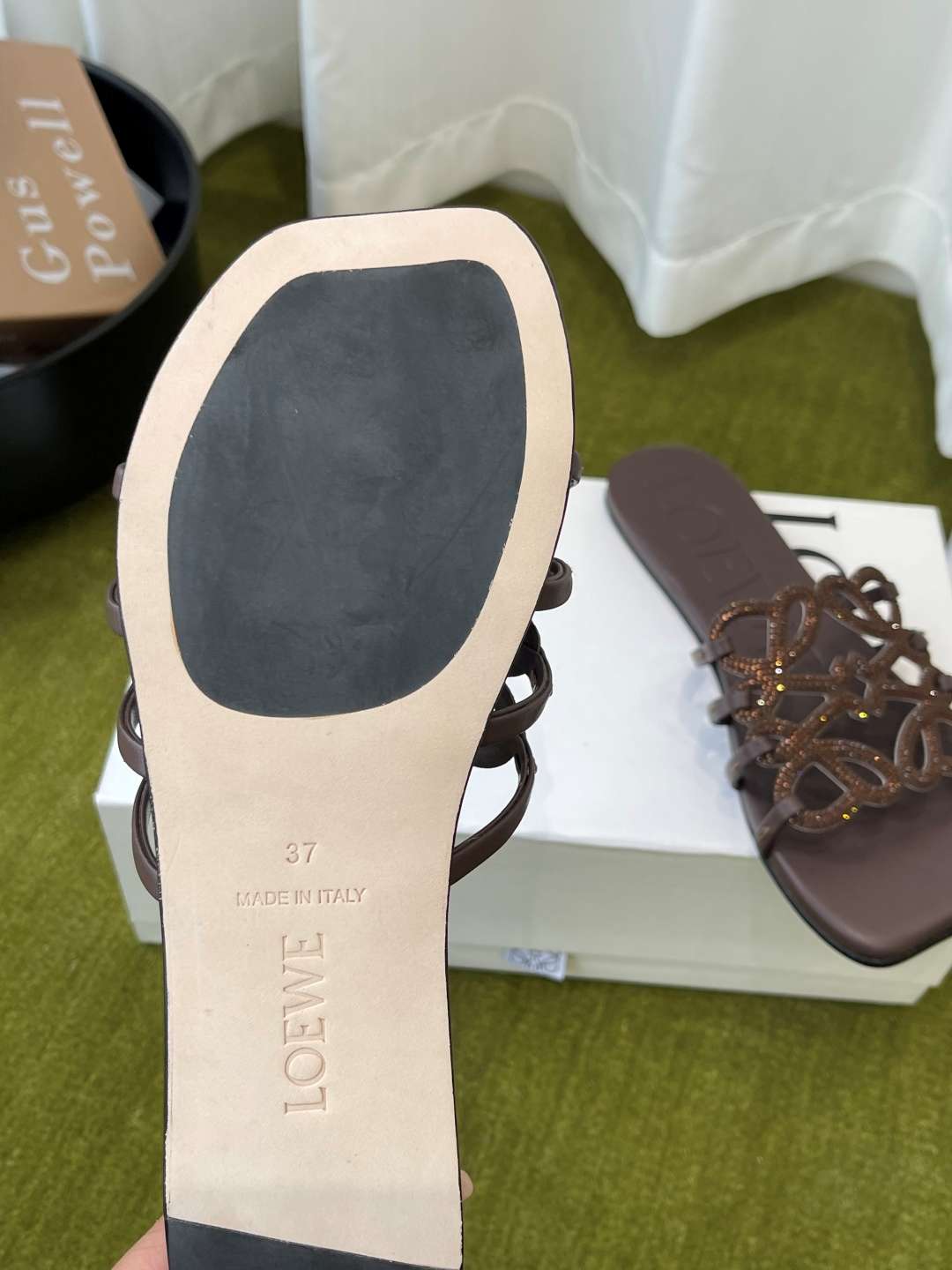 로에베(LOEWE) 라인스톤 스퀘어토 플랫 슬리퍼 신발