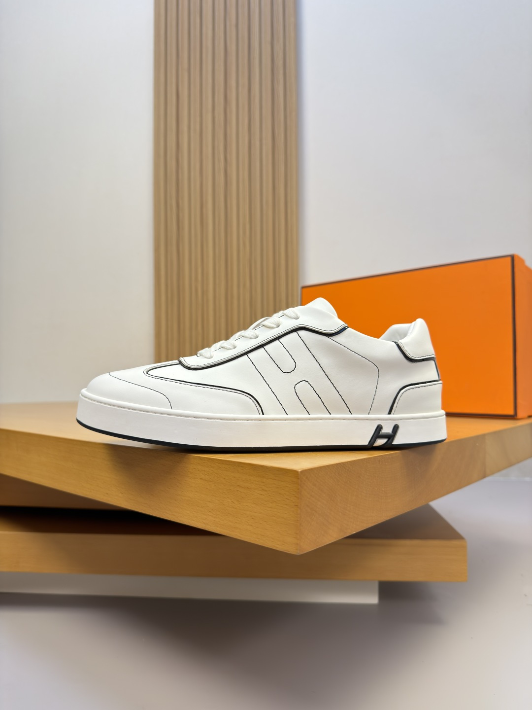 [Hermes] 에르메스 나파 스티치드 'H' 코트 스니커즈 신발