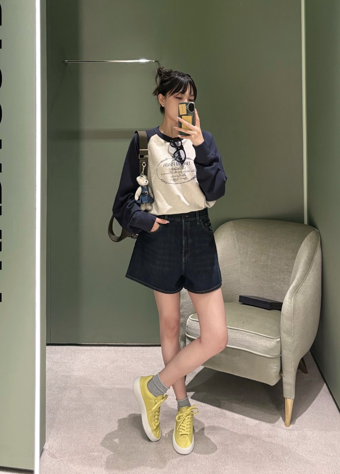 프라다(PRADA) 배색 로고 레터링 래글런 맨투맨 상의 의류