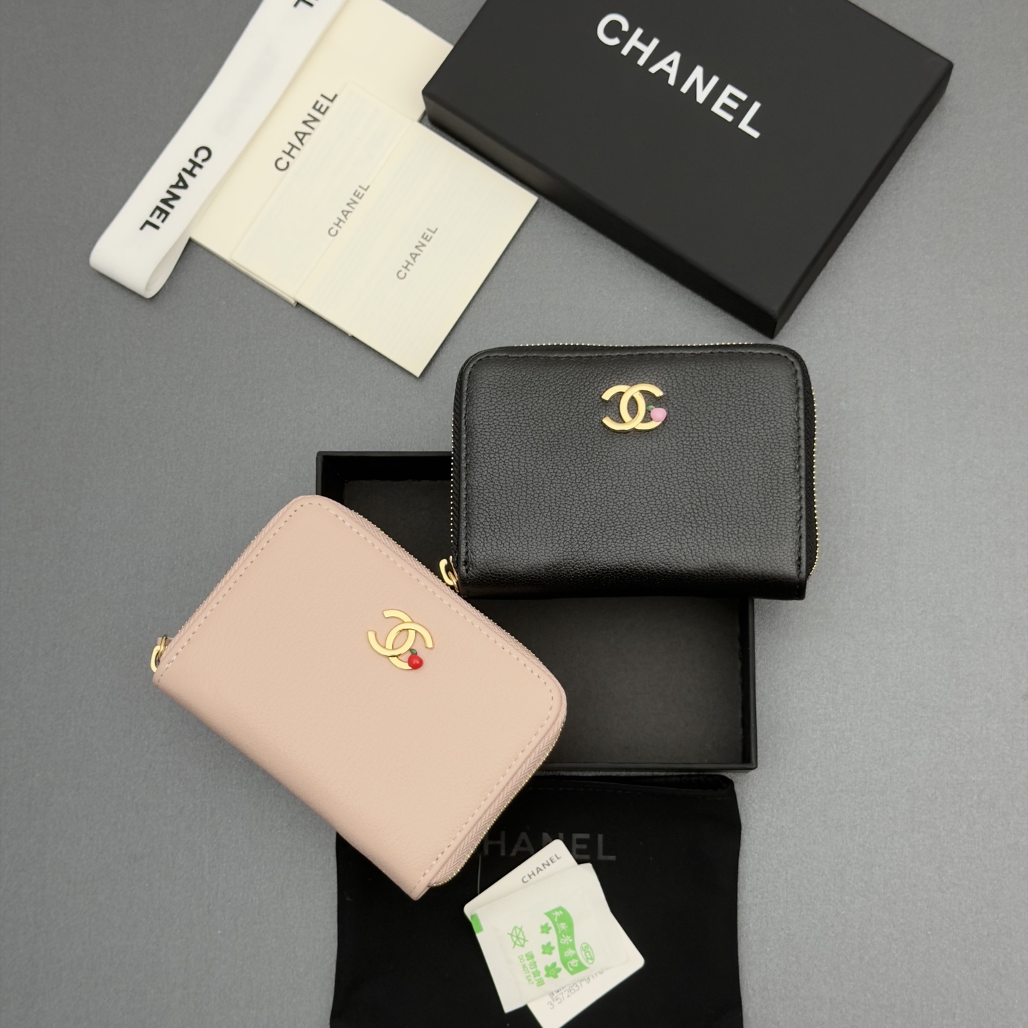 [Chanel] 샤넬 메탈 로고 지퍼 카드 지갑