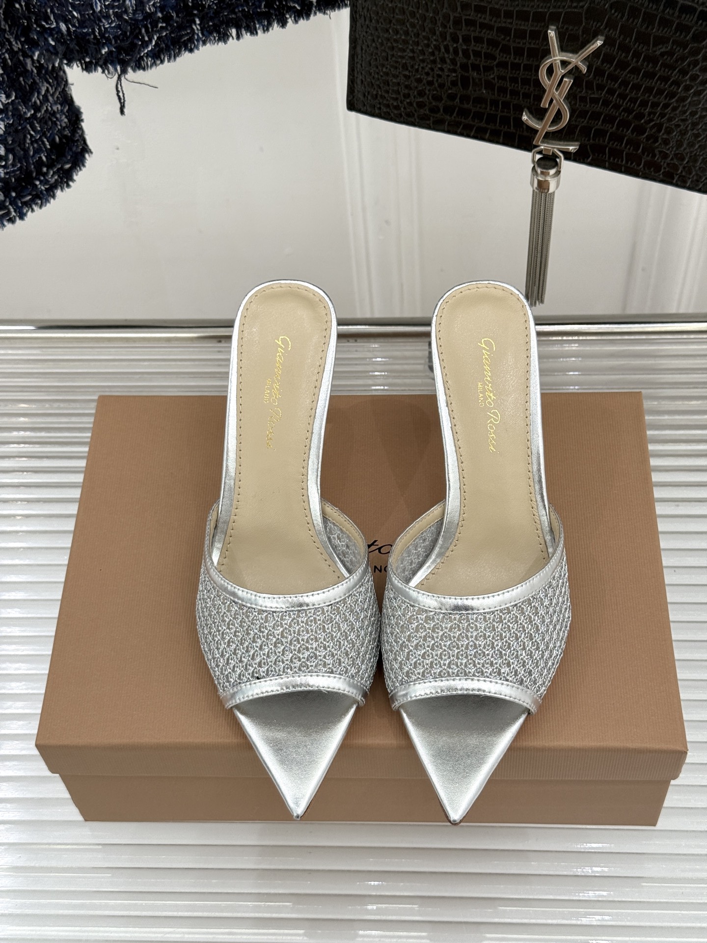 잔비토 로시(Gianvito Rossi) 미니멀 포인티드 힐 슬리퍼 신발