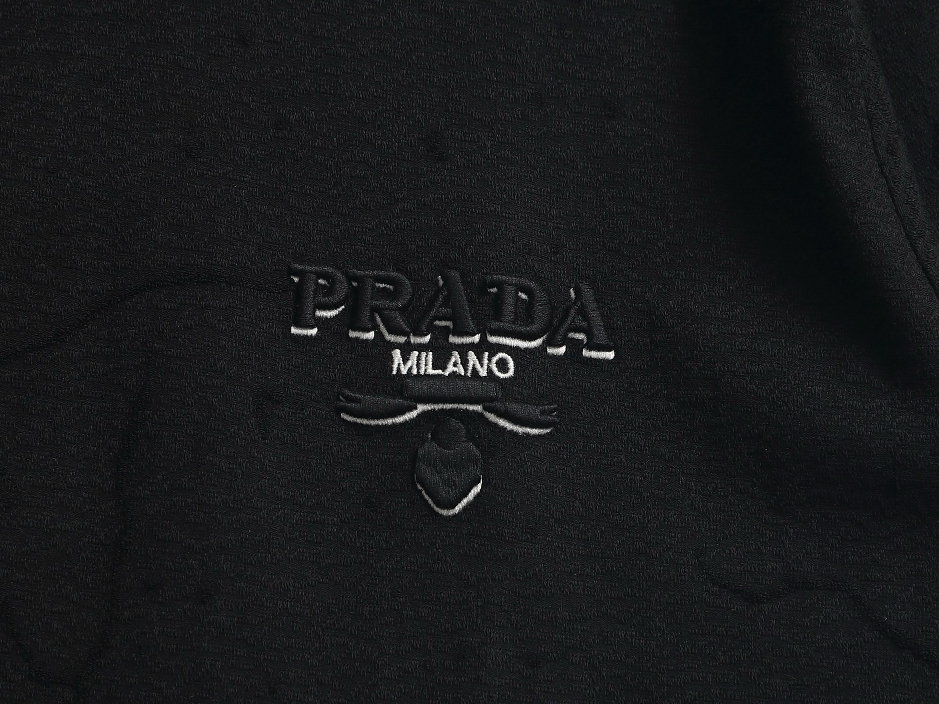 프라다(PRADA) 레터링 로고 삼각 패치 반팔 티셔츠 상의 의류