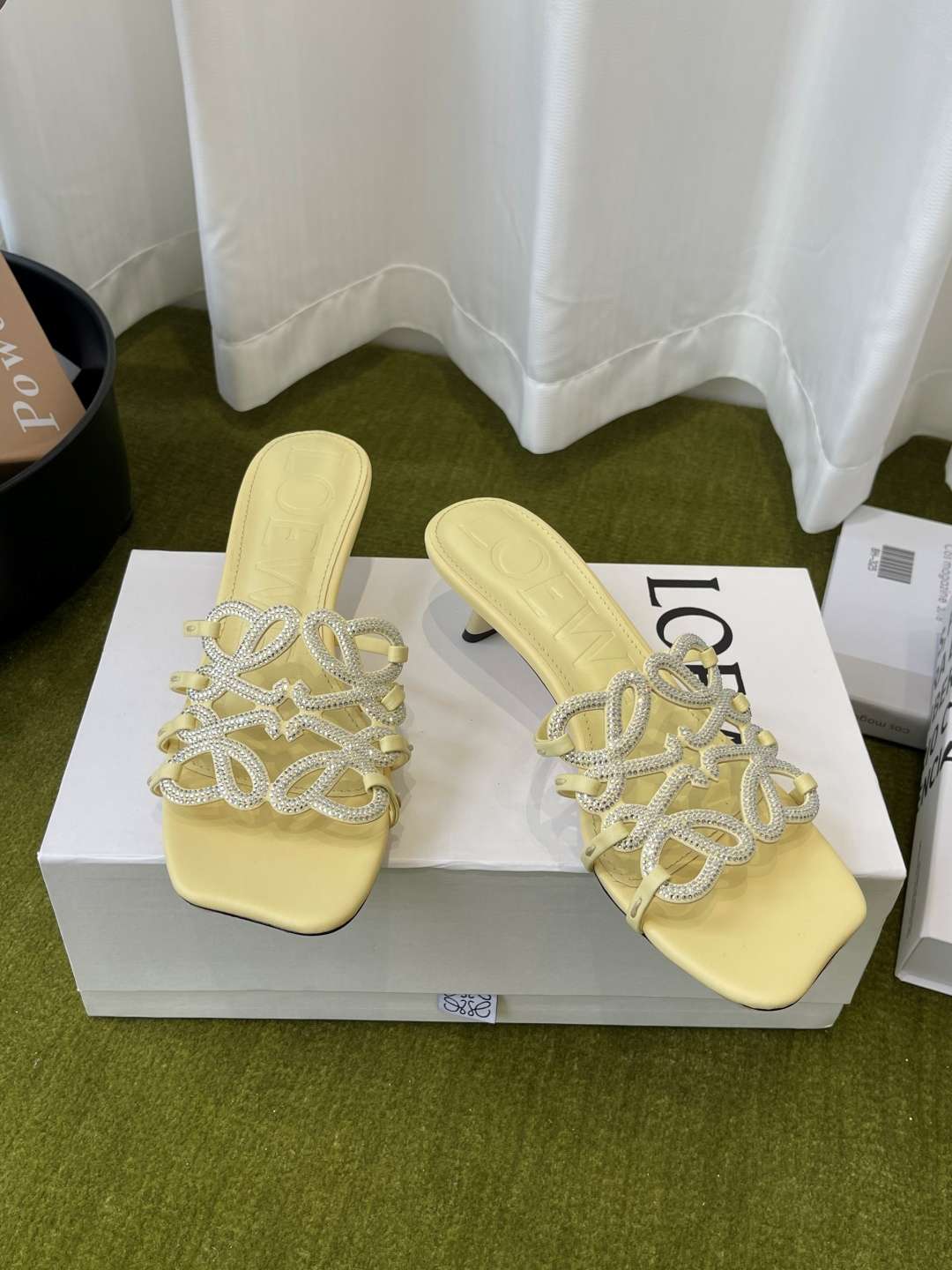 로에베(LOEWE) 아나그램 라인스톤 미들 힐 신발