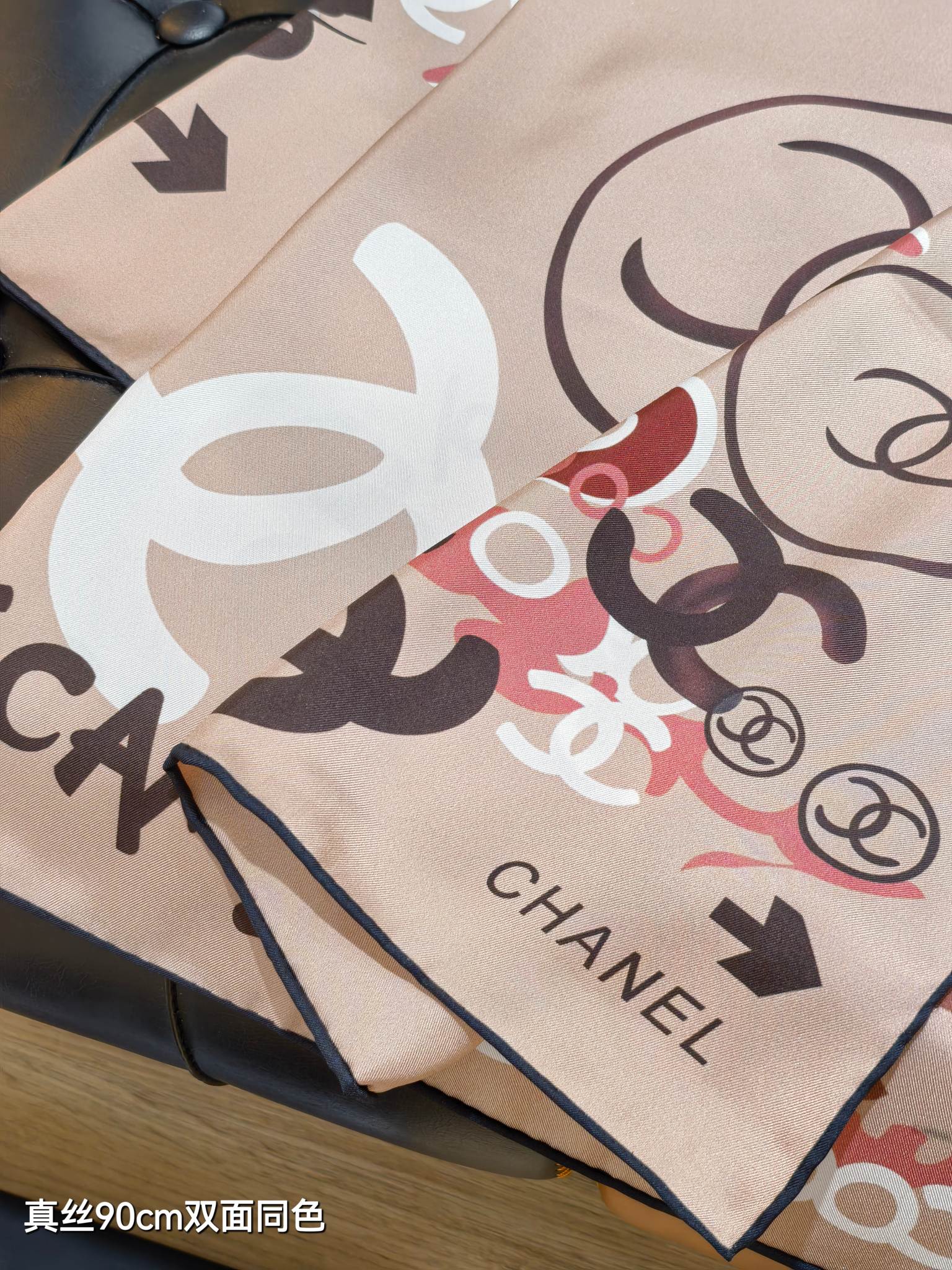 샤넬(CHANEL) 그래피티 로고 실크 목도리 스카프