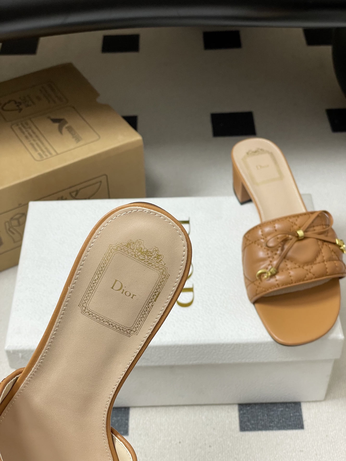 디올(DIOR) 퀼팅 리본 미들굽 슬리퍼 신발