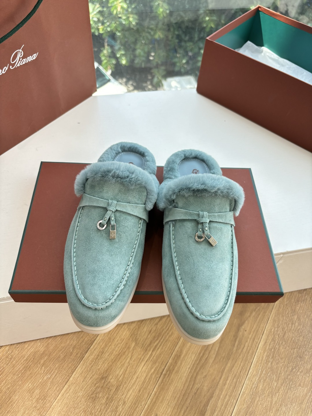 로로피아나(Loro Piana) 커플 퍼 트리밍 스웨이드 뮬 슬리퍼 신발