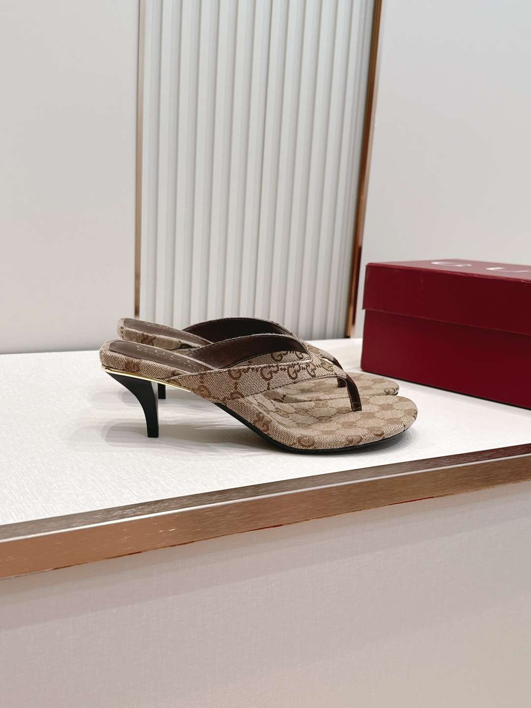 구찌(GUCCI) 모노그램 토포스트 미들힐 신발