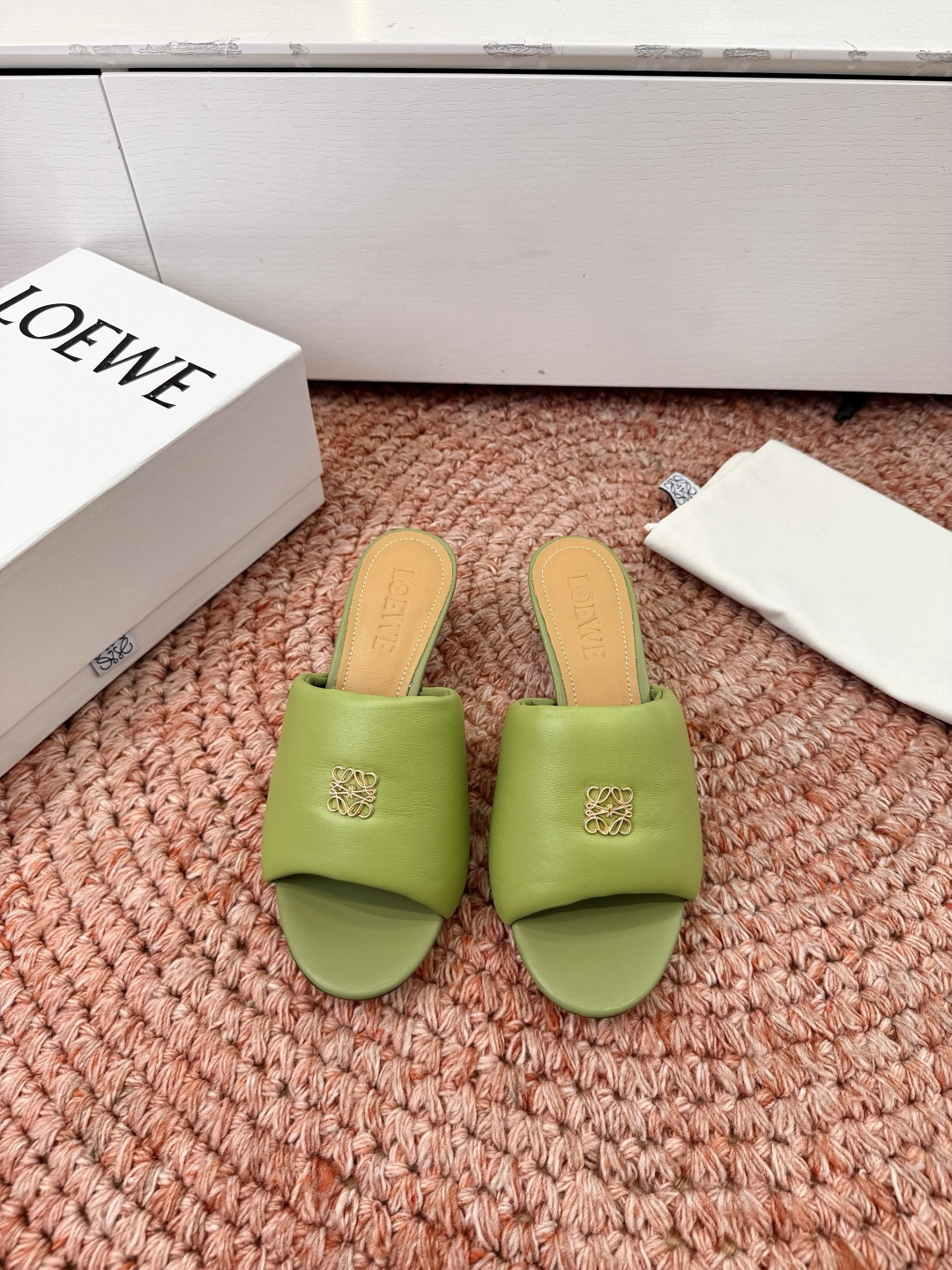 로에베(LOEWE) 아나그램 페블 슬리퍼 샌들 신발