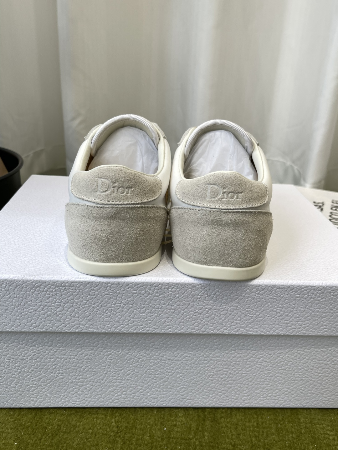 디올(DIOR) 리본 레터링 스웨이드 독일군 스니커즈 신발