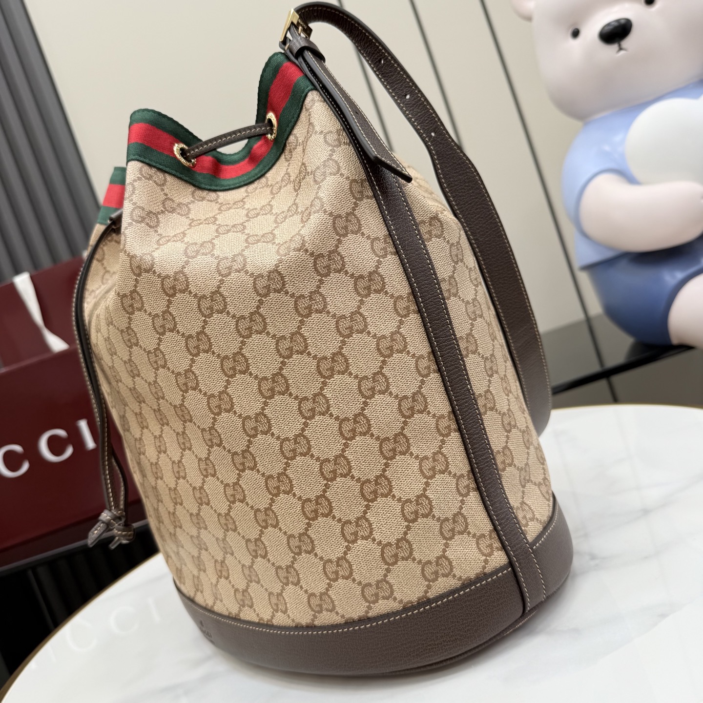 [Gucci] 구찌 Generation GG 코팅 캔버스 라지 버킷백 가방