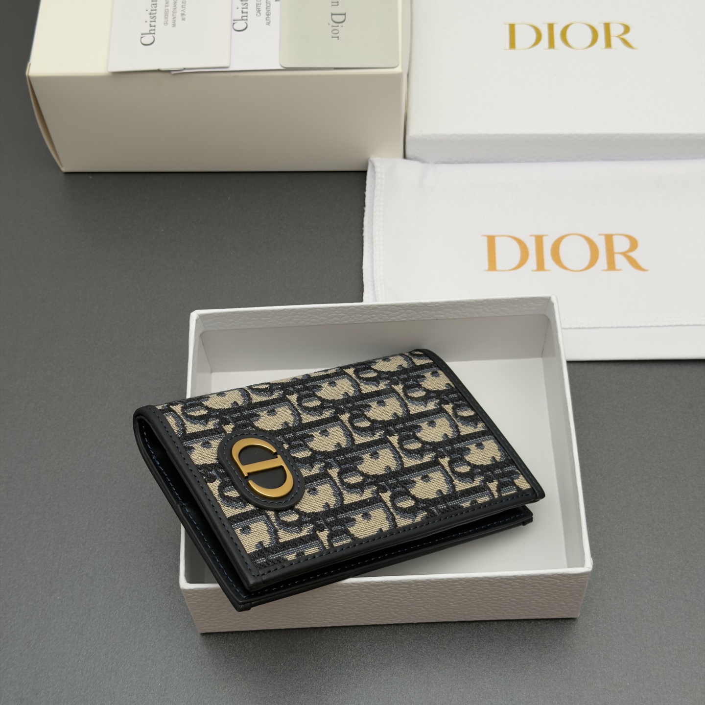 [Dior] 디올 30 Montaigne 몽테인 블루 오블리크 패스포트 홀더 지갑