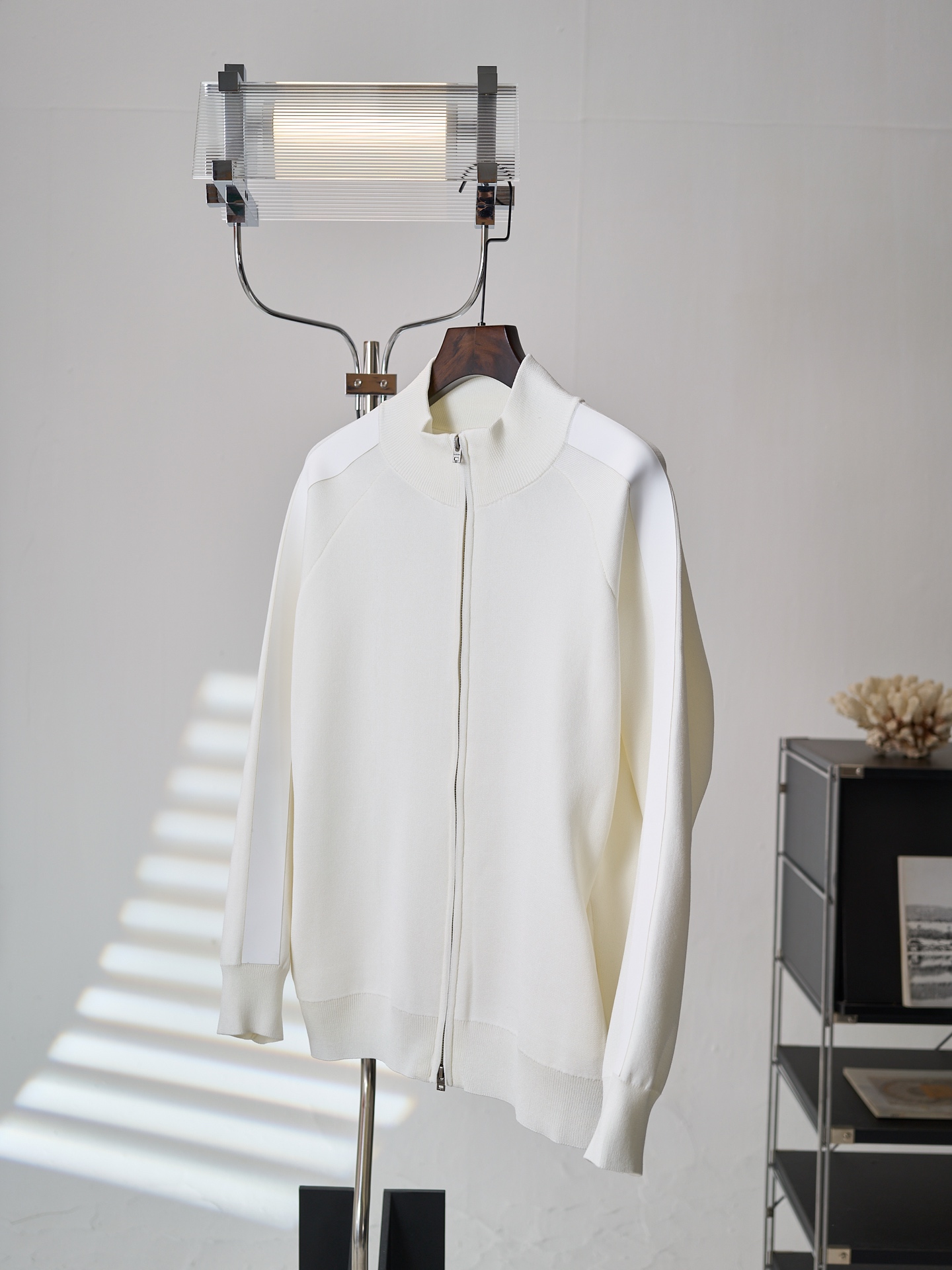 아크네(Acne studios) 실리콘 엠보 레더 집업 니트 가디건 의류