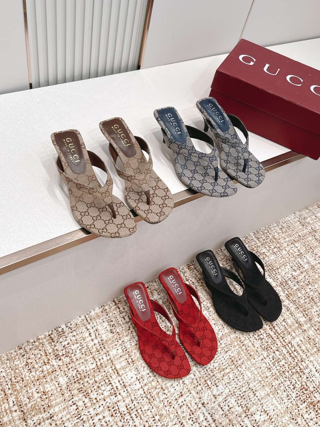 구찌(GUCCI) 모노그램 토포스트 미들힐 신발