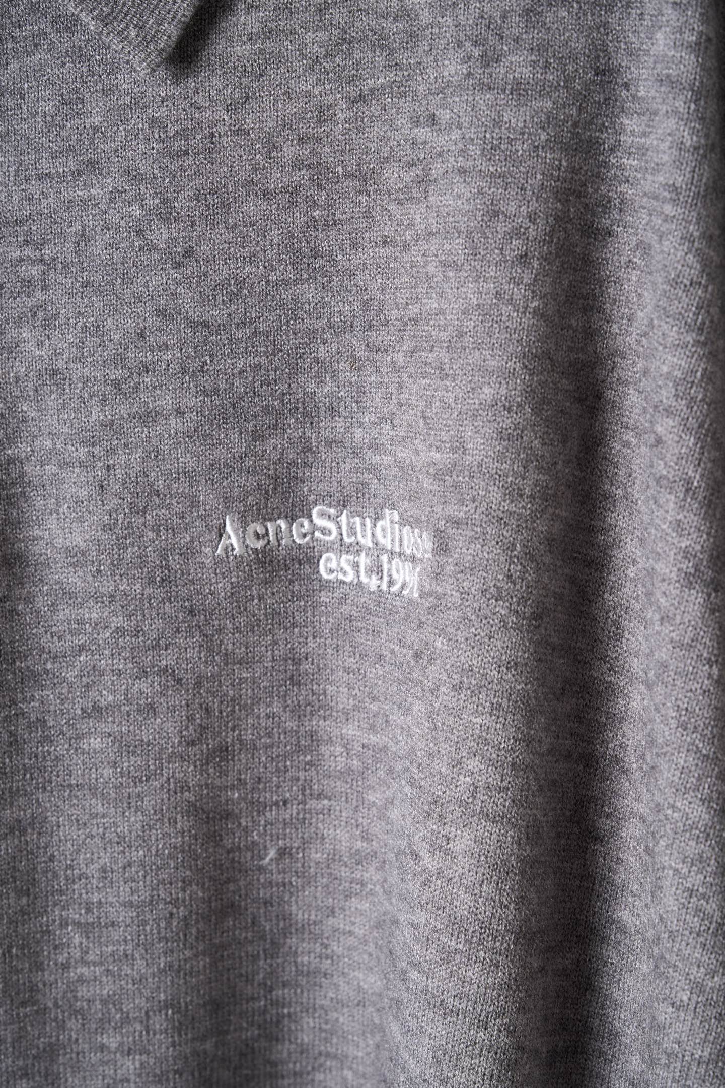 아크네(Acne studios) 로고 자수 울 폴로 니트 상의 의류
