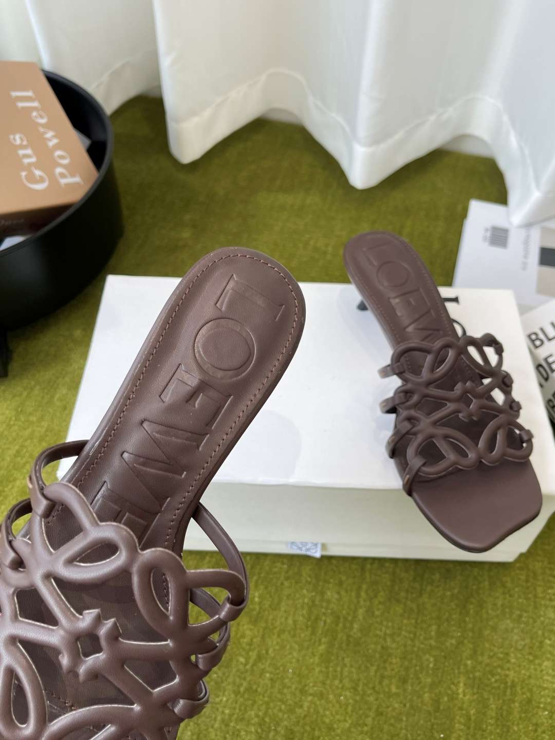 로에베(LOEWE) 아나그램 스트랩 스퀘어토 키튼힐 신발