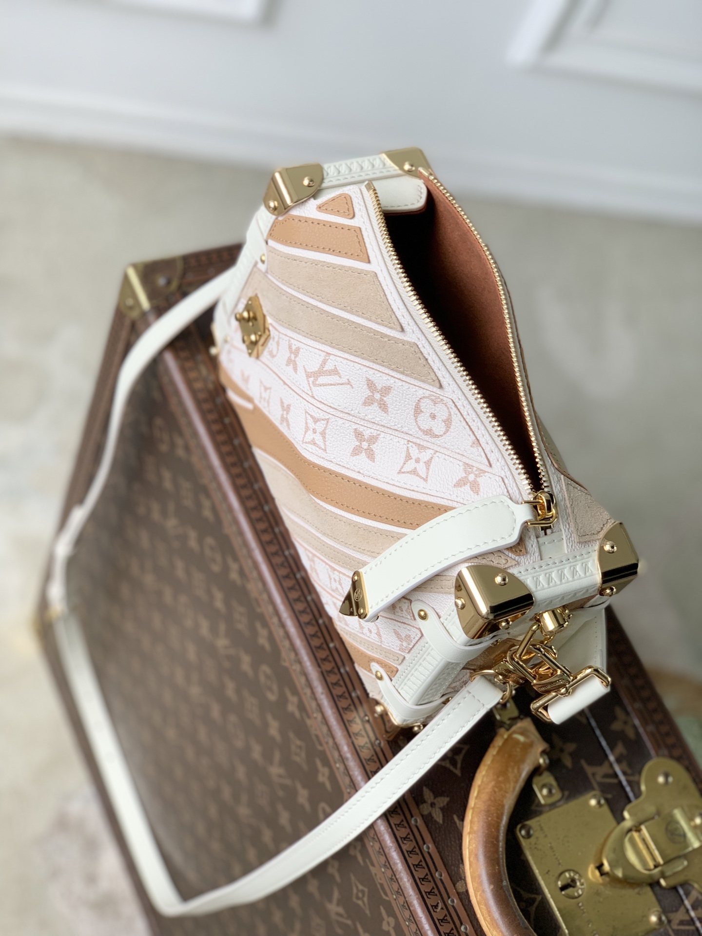 LOUIS VUITTON LV M29666 루이비통 사이드 트렁크 미디엄 핸드백 (그레인 레더 & 모노그램 듄 캔버스) 가방