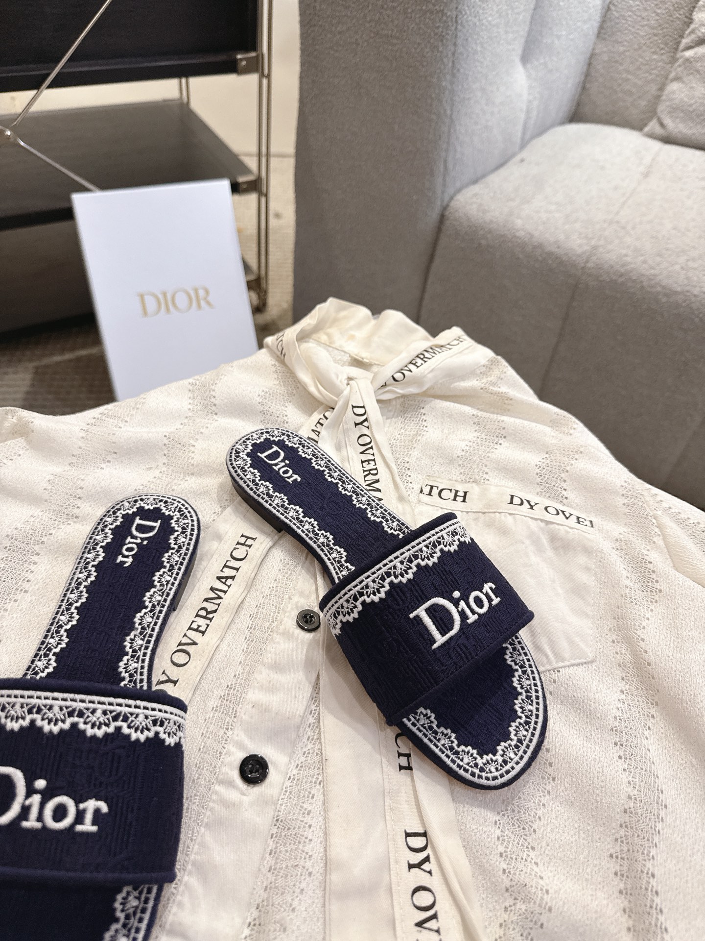 디올(DIOR) 플라워 자수 로고 슬라이드 슬리퍼