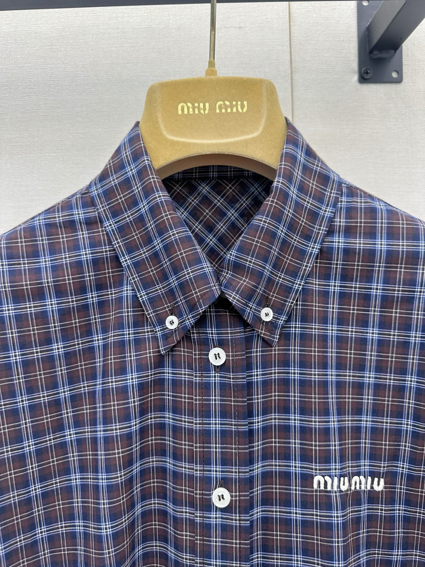 미우미우(MIU MIU) 체크 로고 자수 셔츠 상의 의류