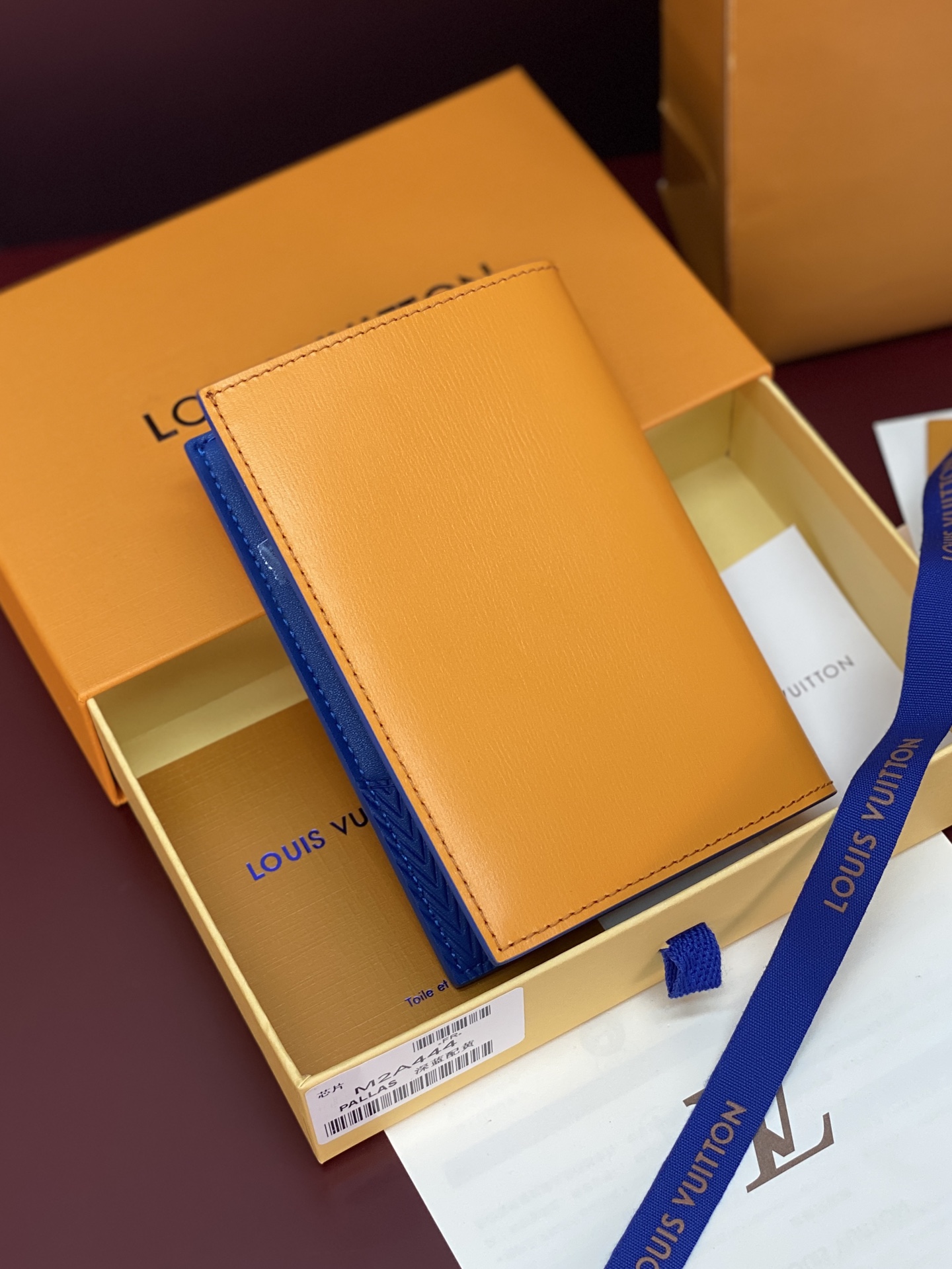 [Louis Vuitton] LV 루이비통 쇼퍼백 모티브 Packaging 패스포트 홀더 지갑 M2A444