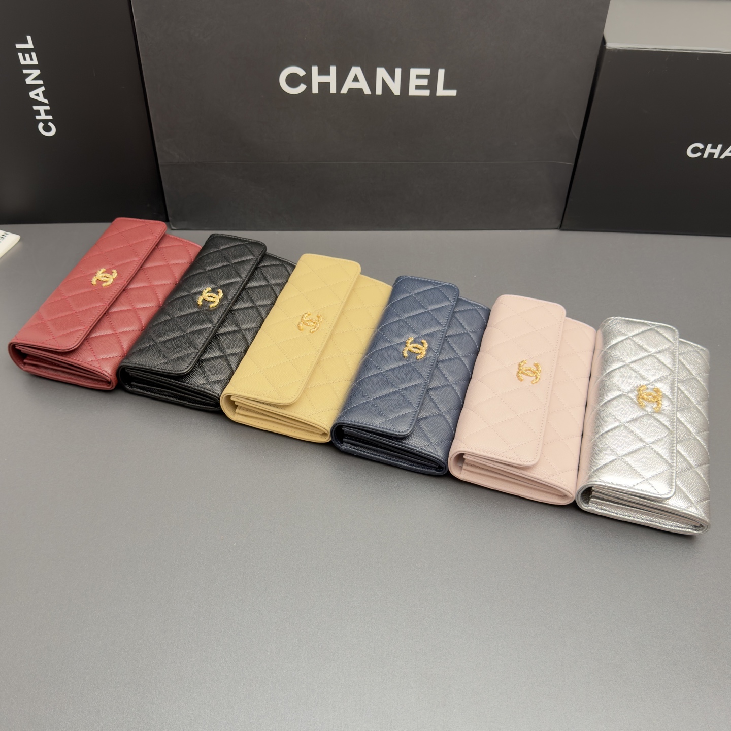 [Chanel] 샤넬 26SS 캐비어 멀티 젬스톤 플랩 장지갑