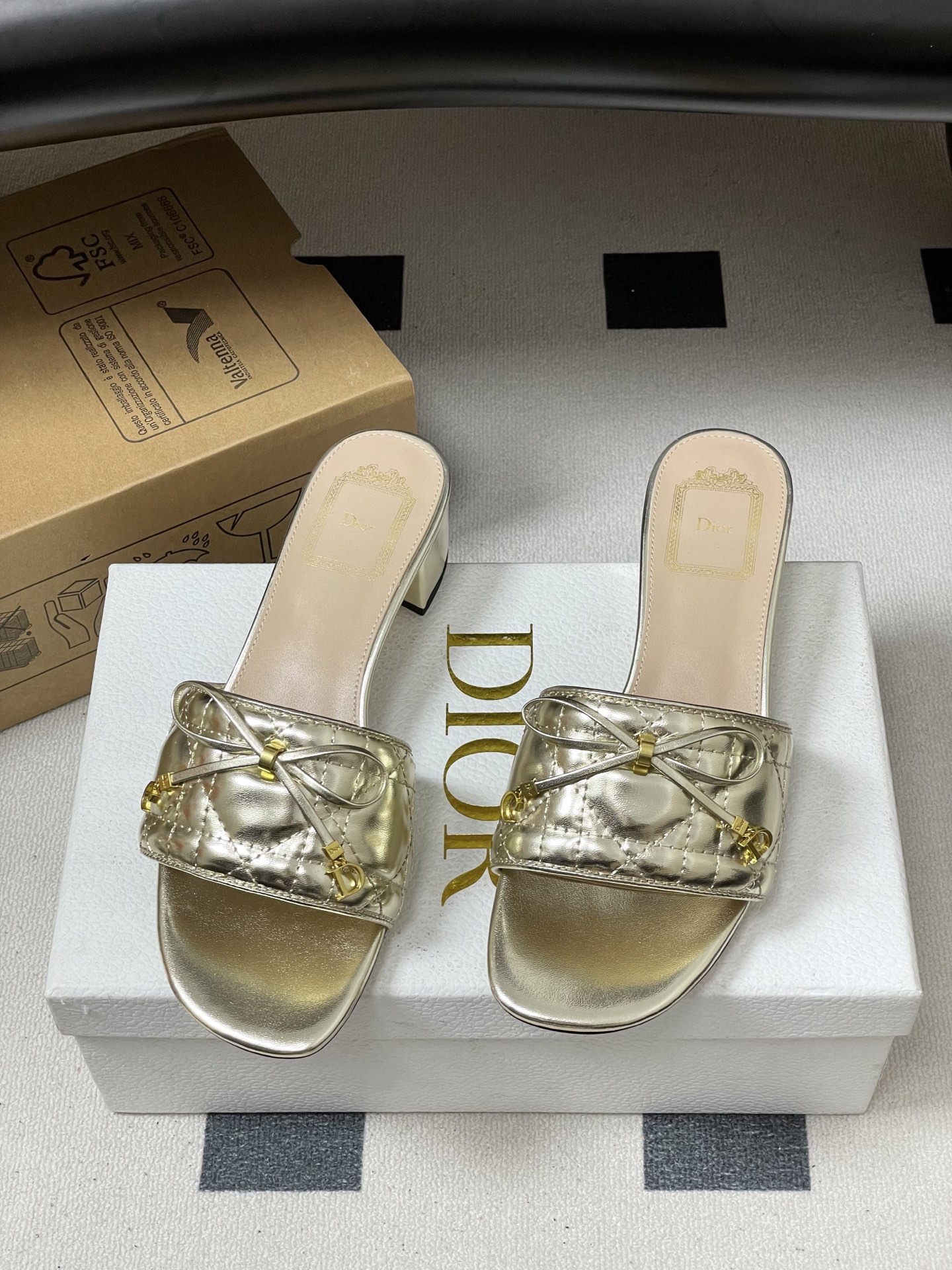 디올(DIOR) 퀼팅 리본 미들굽 슬리퍼 신발