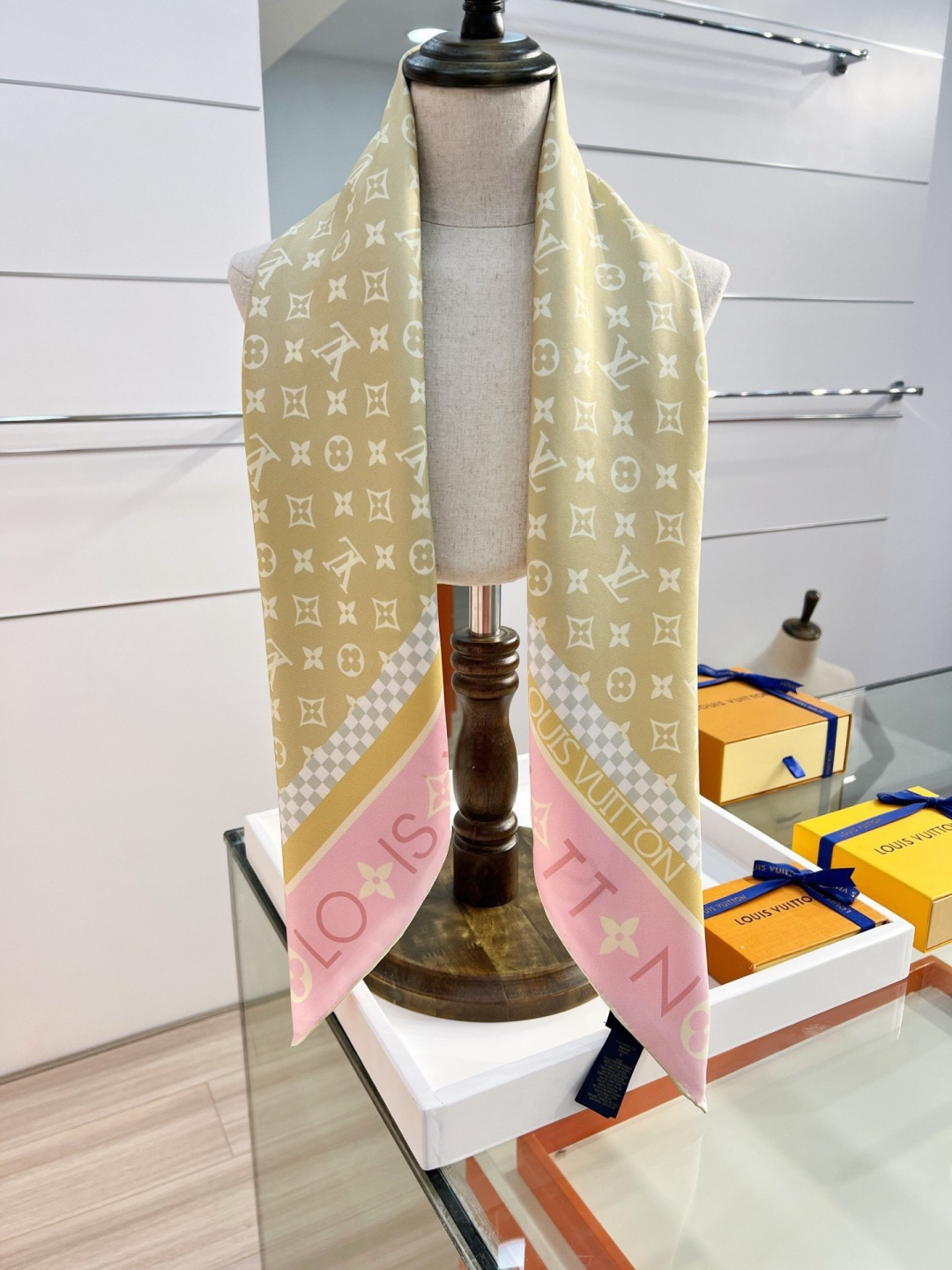 루이비통(LV) 모노그램 실루엣 실크 목도리 스카프