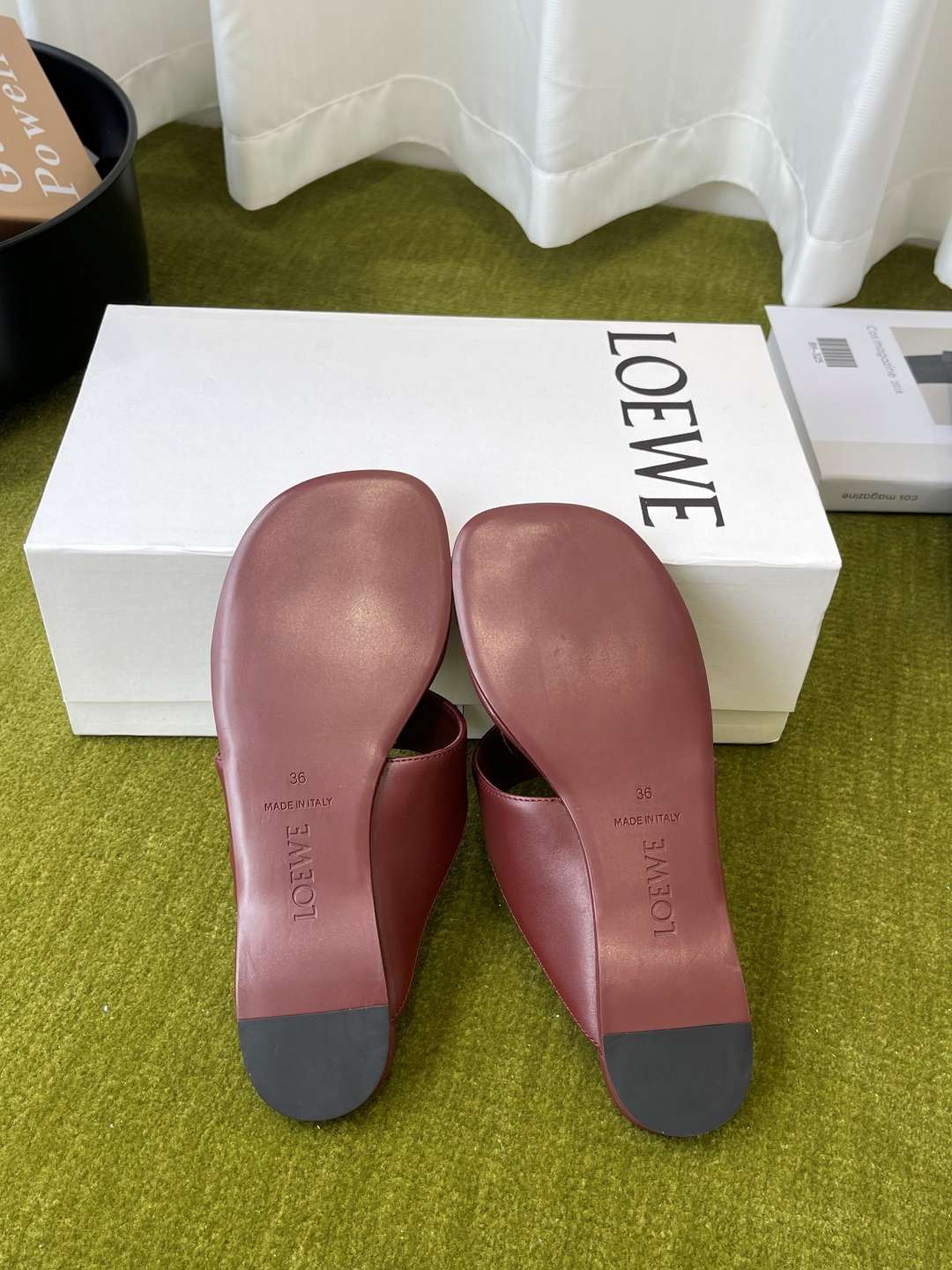 로에베(LOEWE) 토글 장식 토포스트 쪼리 스리퍼 신발