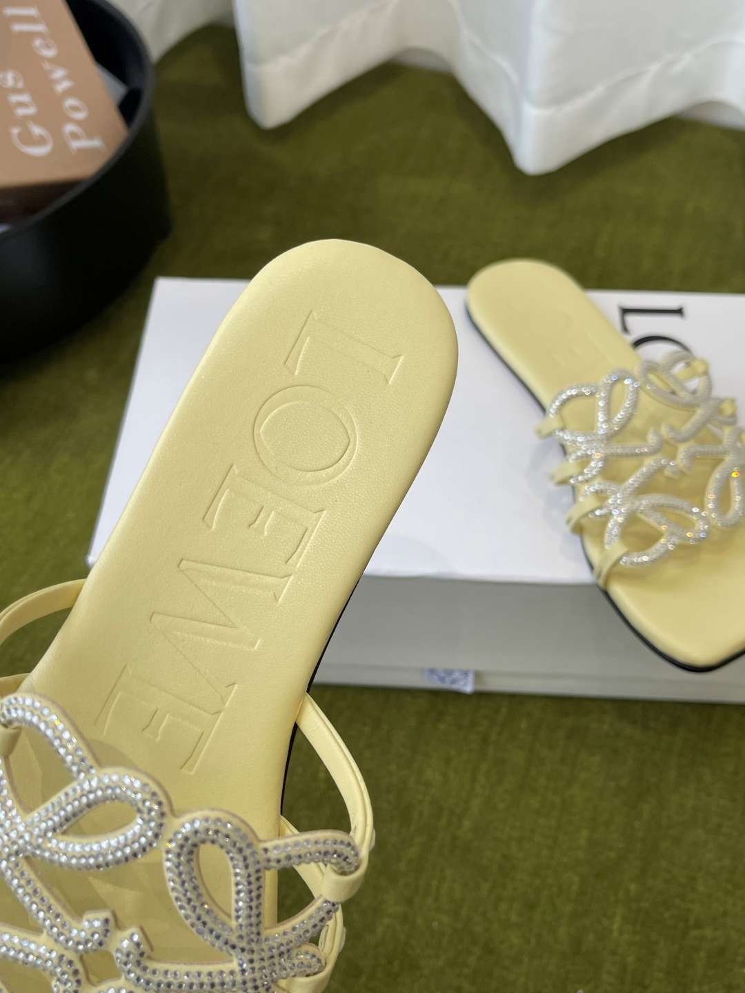 로에베(LOEWE) 라인스톤 스퀘어토 플랫 슬리퍼 신발