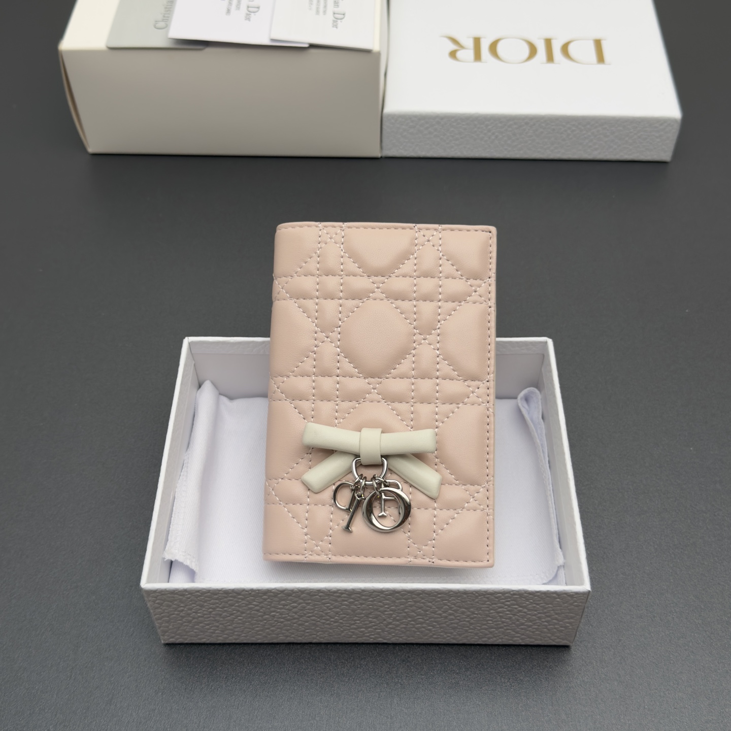 [Dior] 디올 Lady 레이디 까나쥬 램스킨 패스포트 홀더 지갑 / S2626