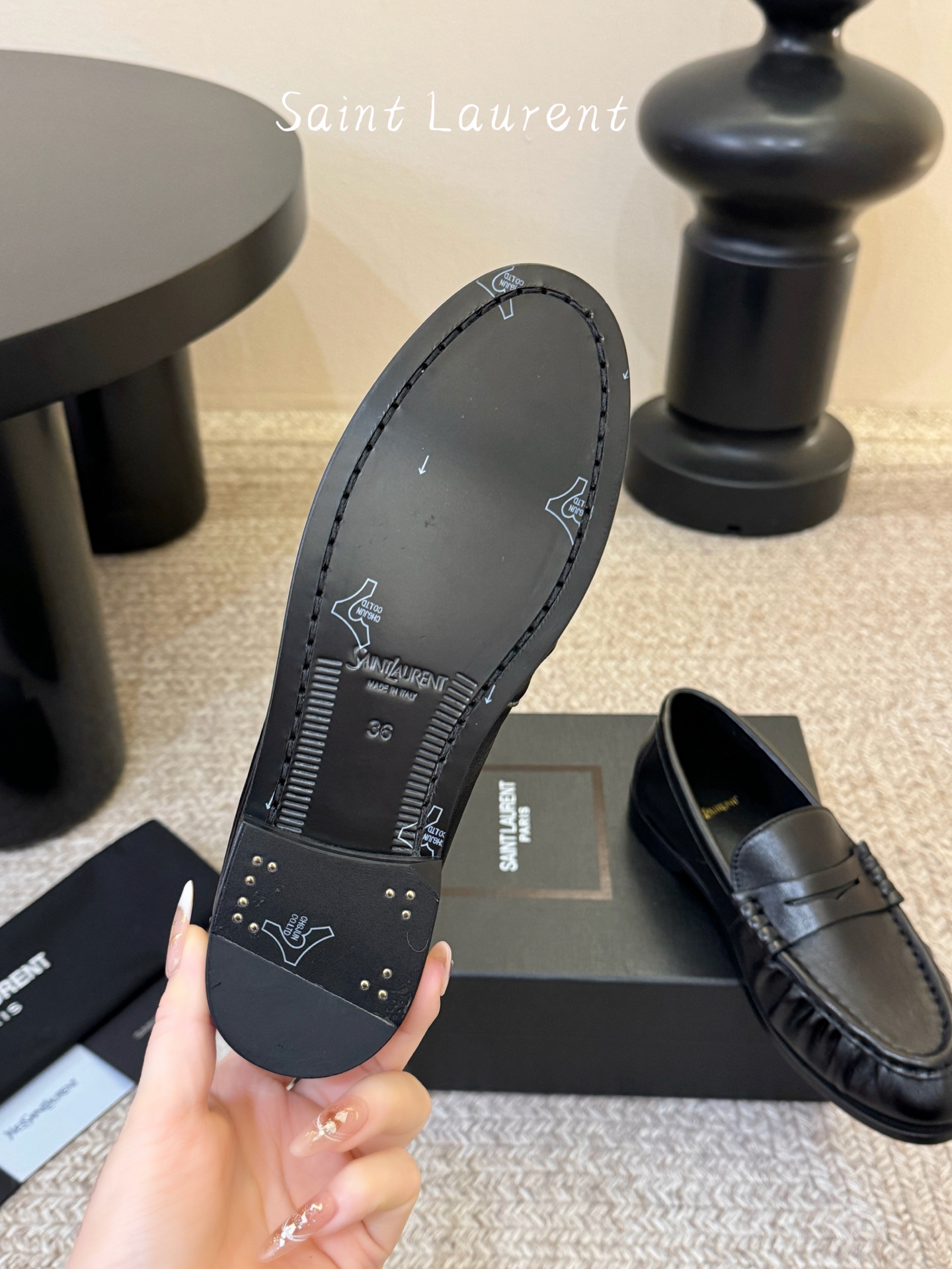생로랑(SAINT LAURENT) 카프 레더 페니 로퍼 신발