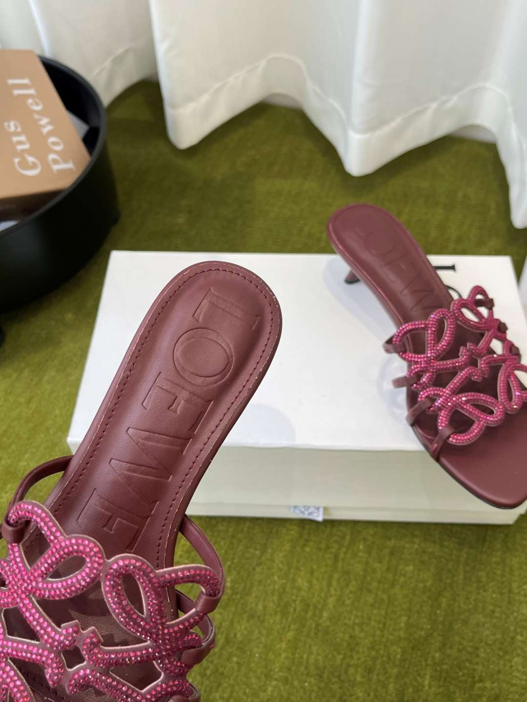 로에베(LOEWE) 아나그램 라인스톤 미들 힐 신발