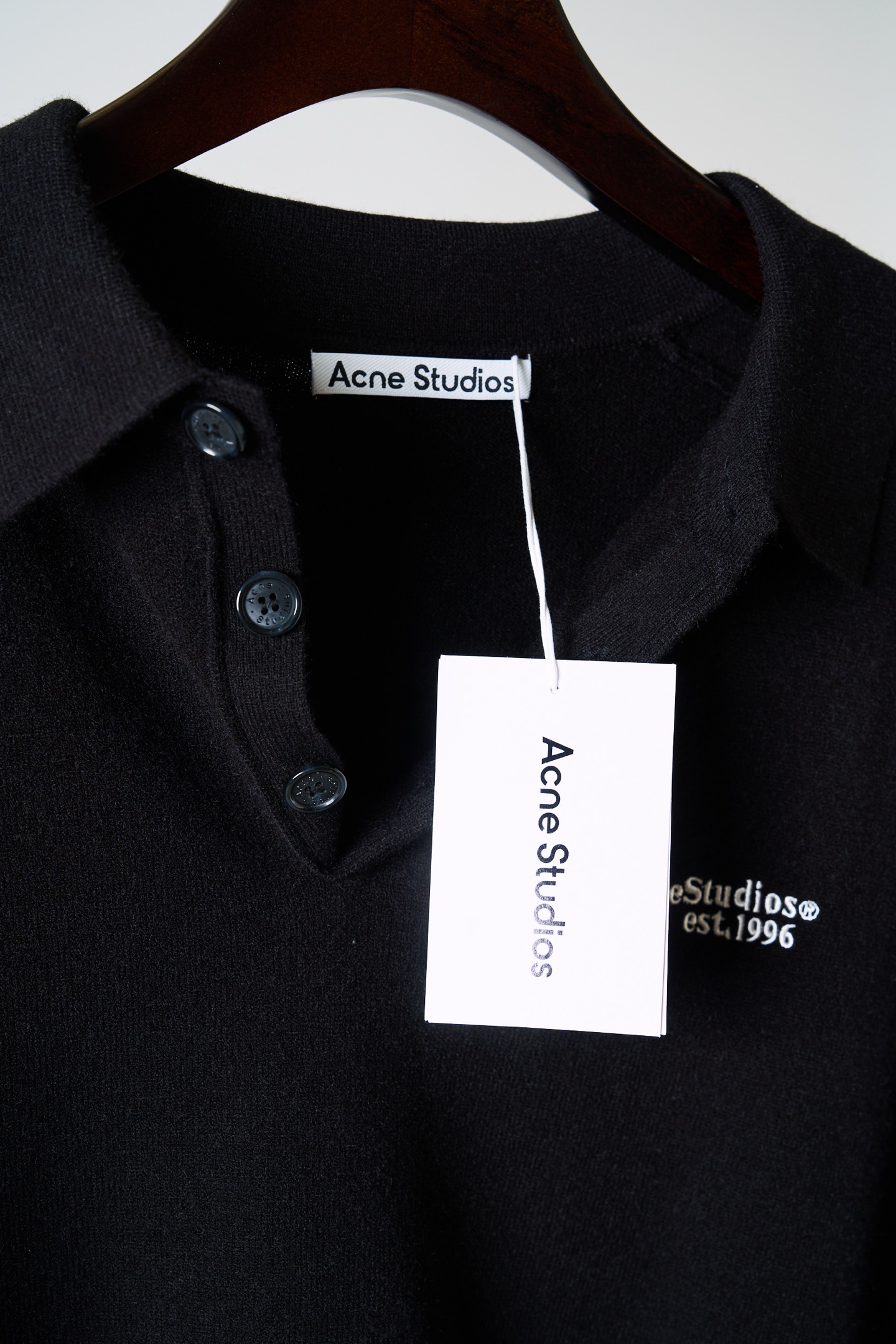 아크네(Acne studios) 로고 자수 울 폴로 니트 상의 의류
