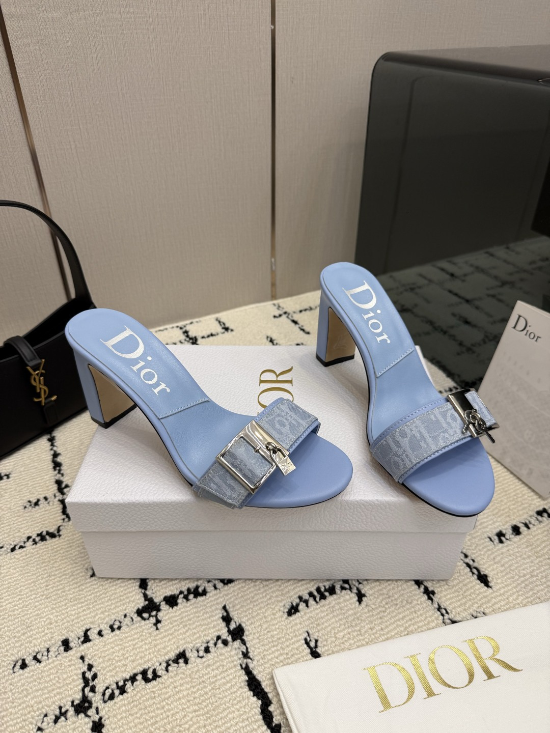 디올(DIOR) 로고 버클 뮬 힐 샌들 신발