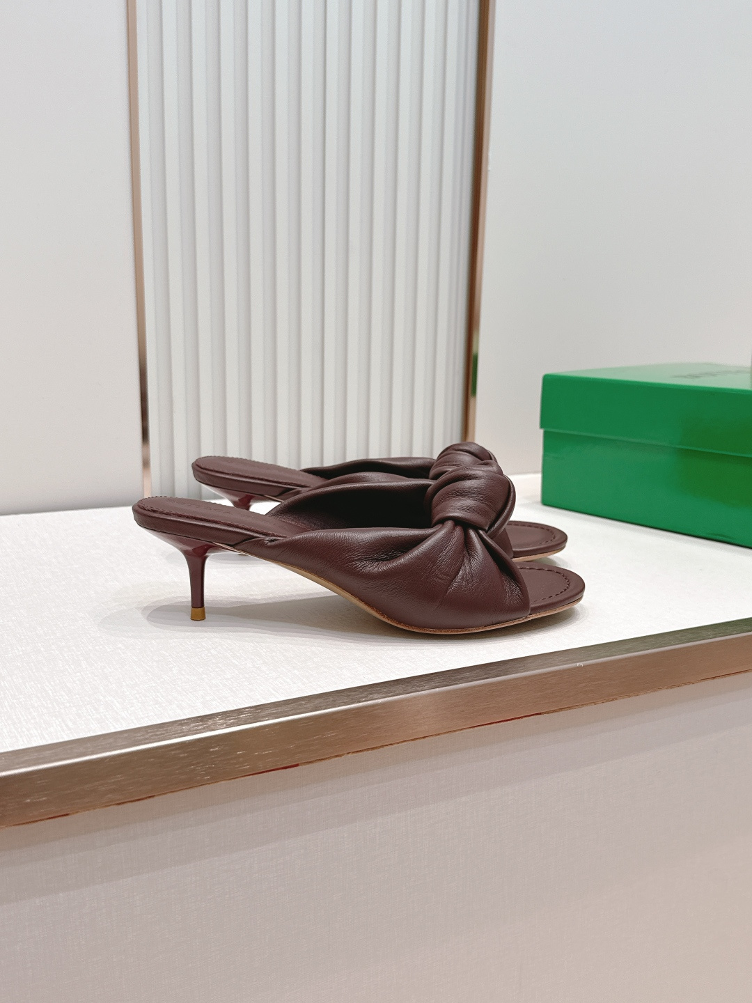 보테가 베네타(BOTTEGA VENETA) 체리 트위스트 뮬 힐 신발