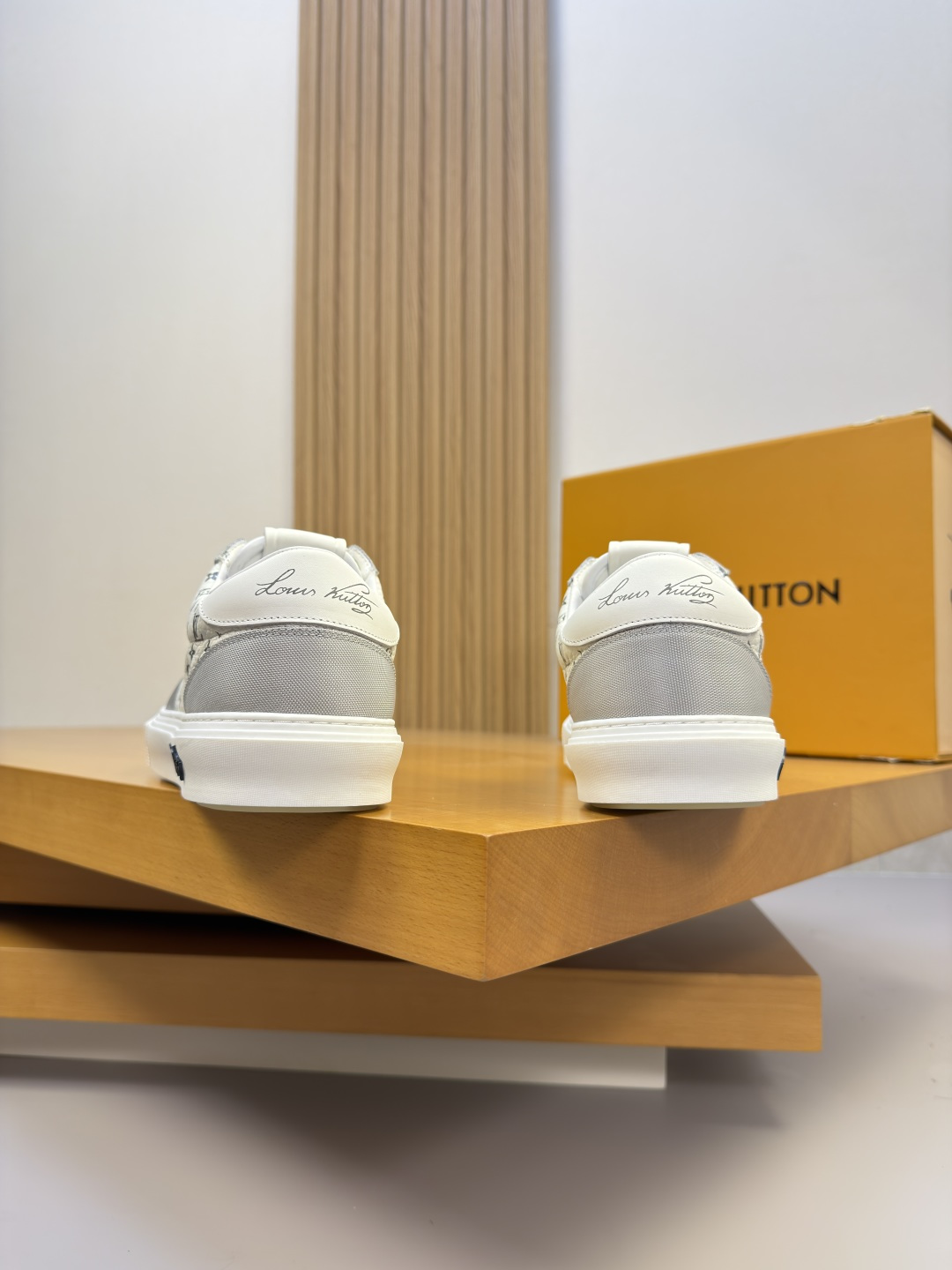 [Louis Vuitton] LV 루이비통 프리미엄 슈링크 레더 & 컬러 프린트 모노그램 스니커즈 신발 복제