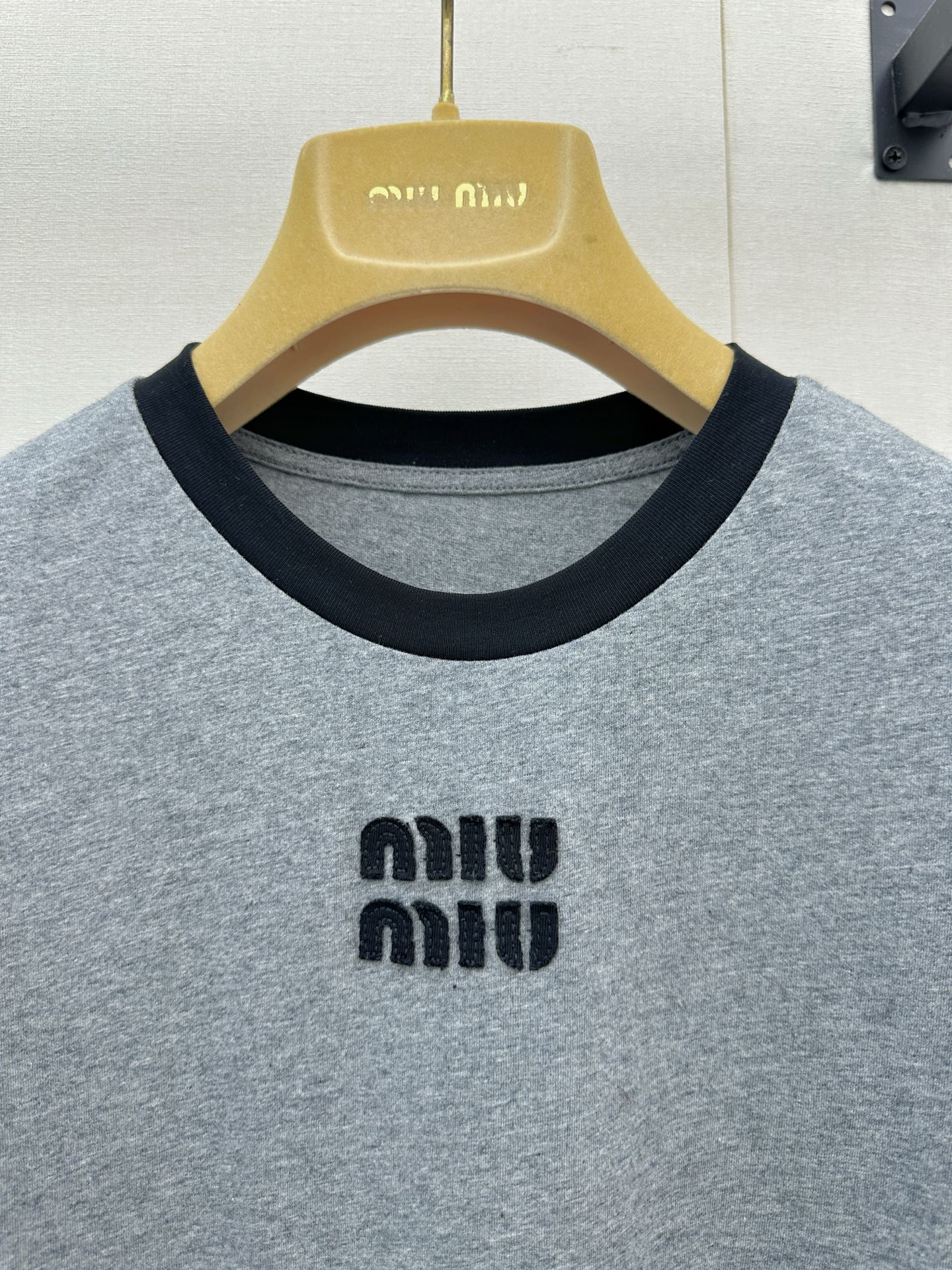 미우미우(MIU MIU) 배색 카라 로고 자수 긴팔 티셔츠 상의 의류